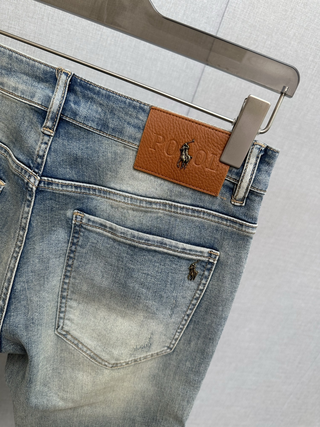 官网专柜同步有售，原单狠货，超级有范儿的一款牛仔裤，定制原版水洗牛仔面料，独特设计，顶级印花工艺字母图案