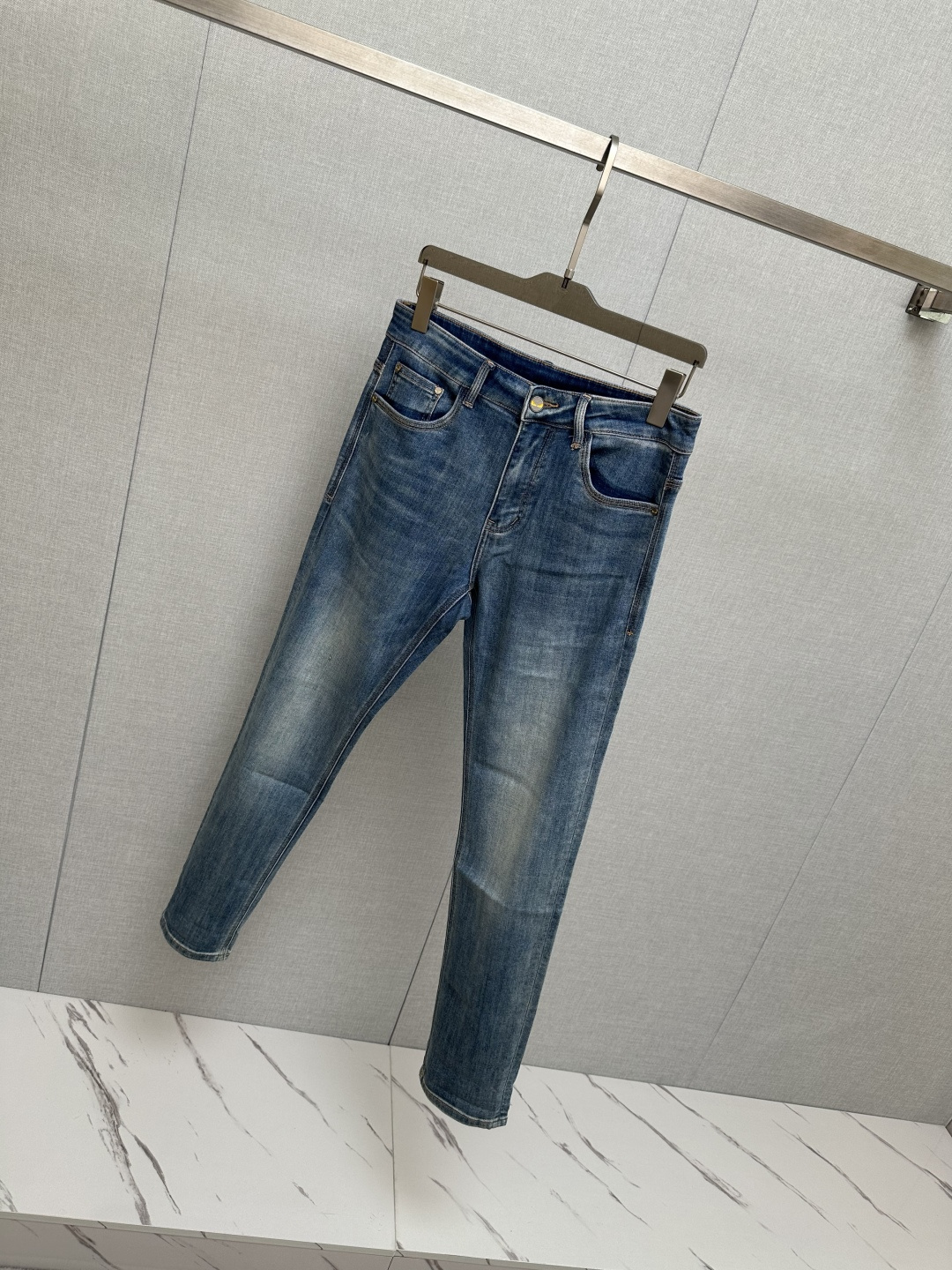 FD 官网专柜同步有售，原单狠货，超级有范儿的一款牛仔裤，定制原版水洗牛仔面料，独特设计，顶级印花工艺字