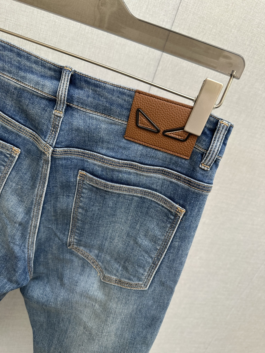 FD 官网专柜同步有售，原单狠货，超级有范儿的一款牛仔裤，定制原版水洗牛仔面料，独特设计，顶级印花工艺字