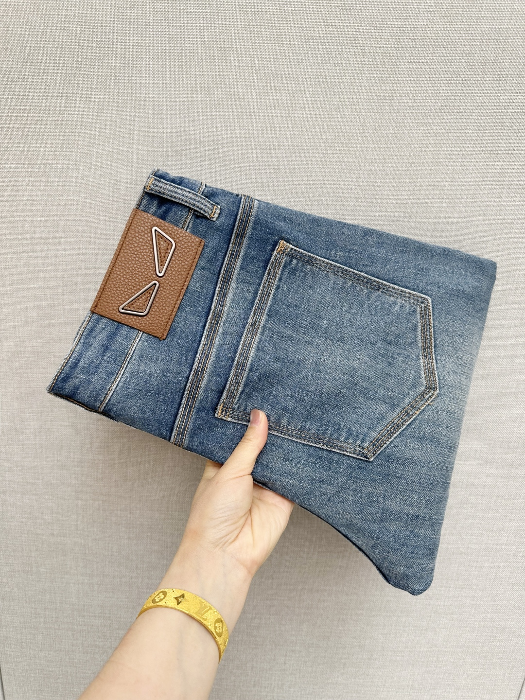 FD 官网专柜同步有售，原单狠货，超级有范儿的一款牛仔裤，定制原版水洗牛仔面料，独特设计，顶级印花工艺字