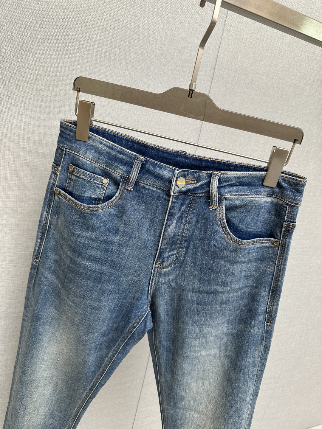 FD 官网专柜同步有售，原单狠货，超级有范儿的一款牛仔裤，定制原版水洗牛仔面料，独特设计，顶级印花工艺字