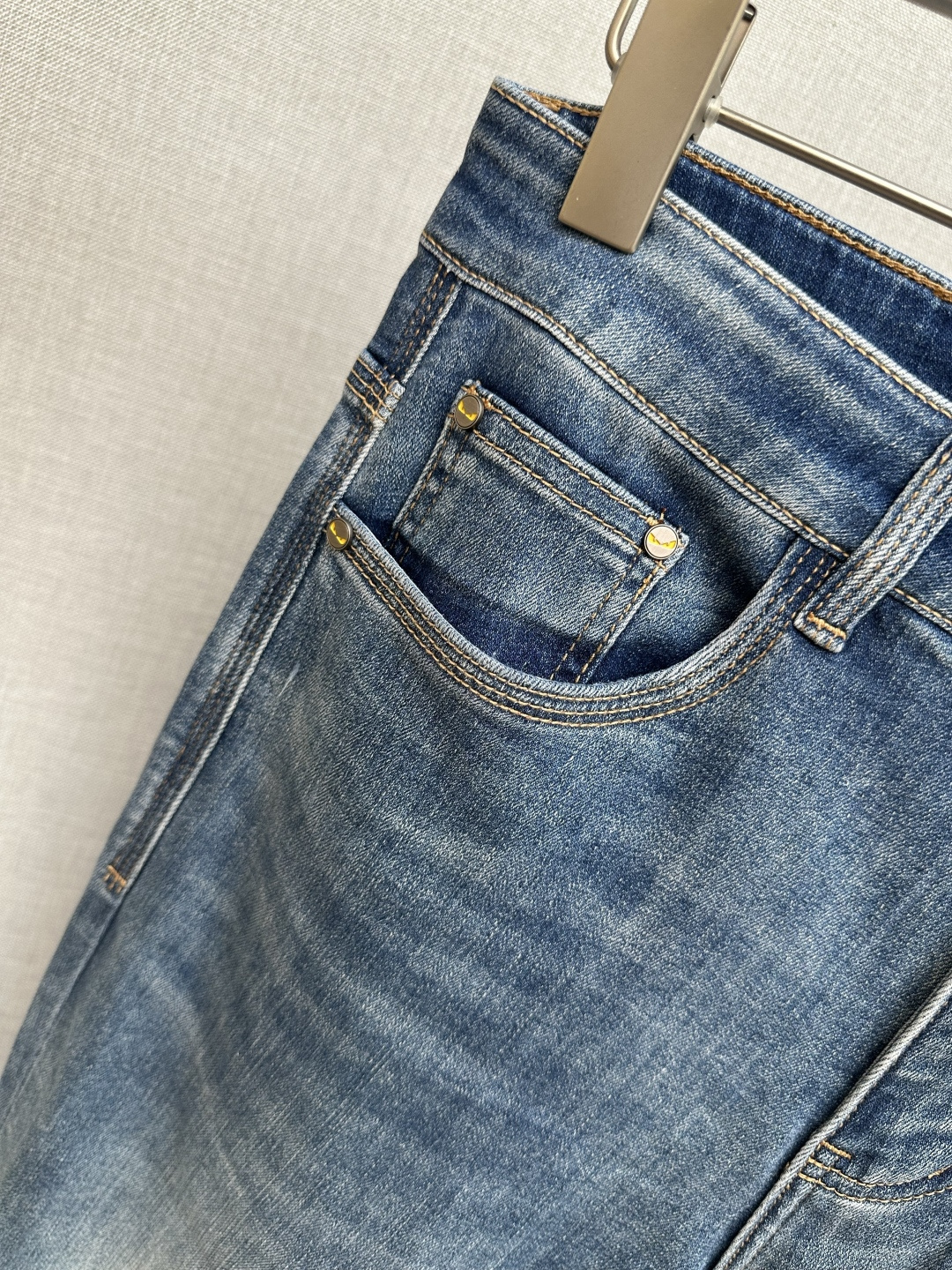 FD 官网专柜同步有售，原单狠货，超级有范儿的一款牛仔裤，定制原版水洗牛仔面料，独特设计，顶级印花工艺字