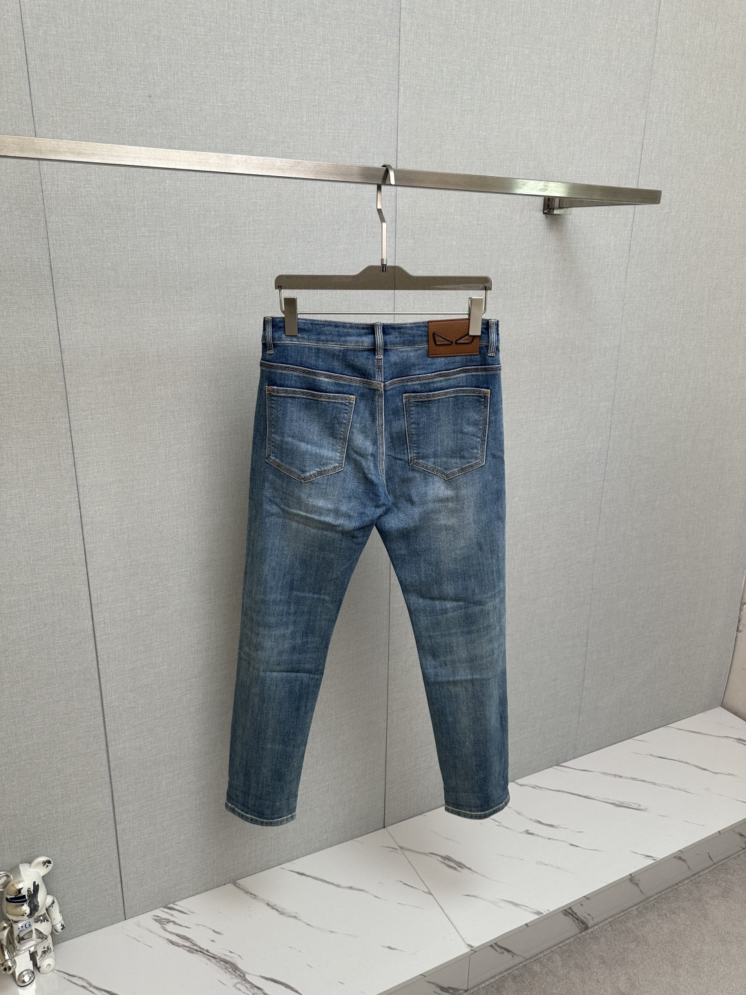 FD 官网专柜同步有售，原单狠货，超级有范儿的一款牛仔裤，定制原版水洗牛仔面料，独特设计，顶级印花工艺字