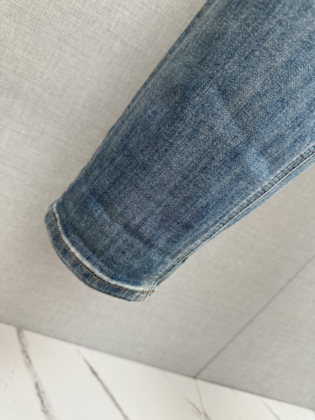 FD 官网专柜同步有售，原单狠货，超级有范儿的一款牛仔裤，定制原版水洗牛仔面料，独特设计，顶级印花工艺字