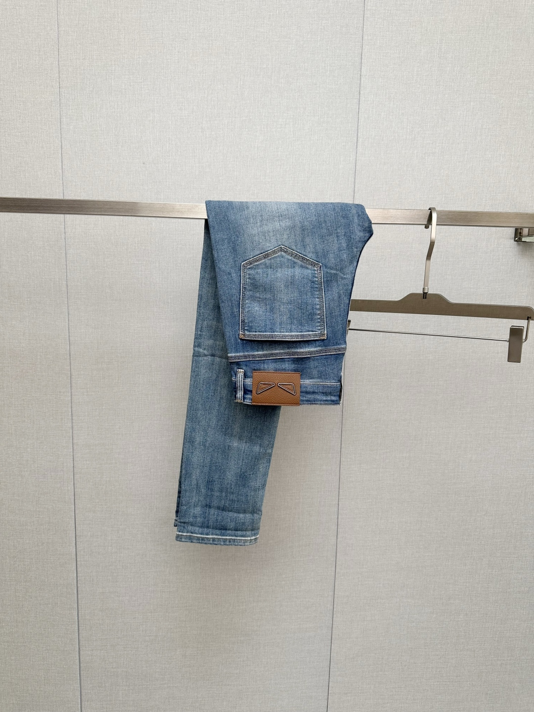 FD 官网专柜同步有售，原单狠货，超级有范儿的一款牛仔裤，定制原版水洗牛仔面料，独特设计，顶级印花工艺字