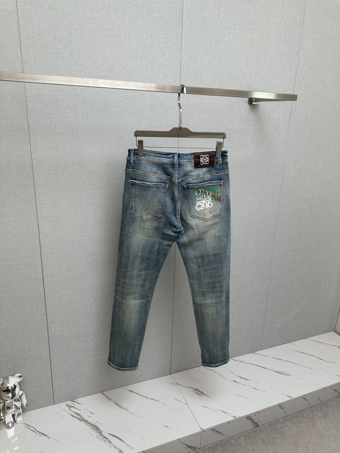 罗意为 官网专柜同步有售，原单狠货，超级有范儿的一款牛仔裤，定制原版水洗牛仔面料，独特设计，顶级印花工艺