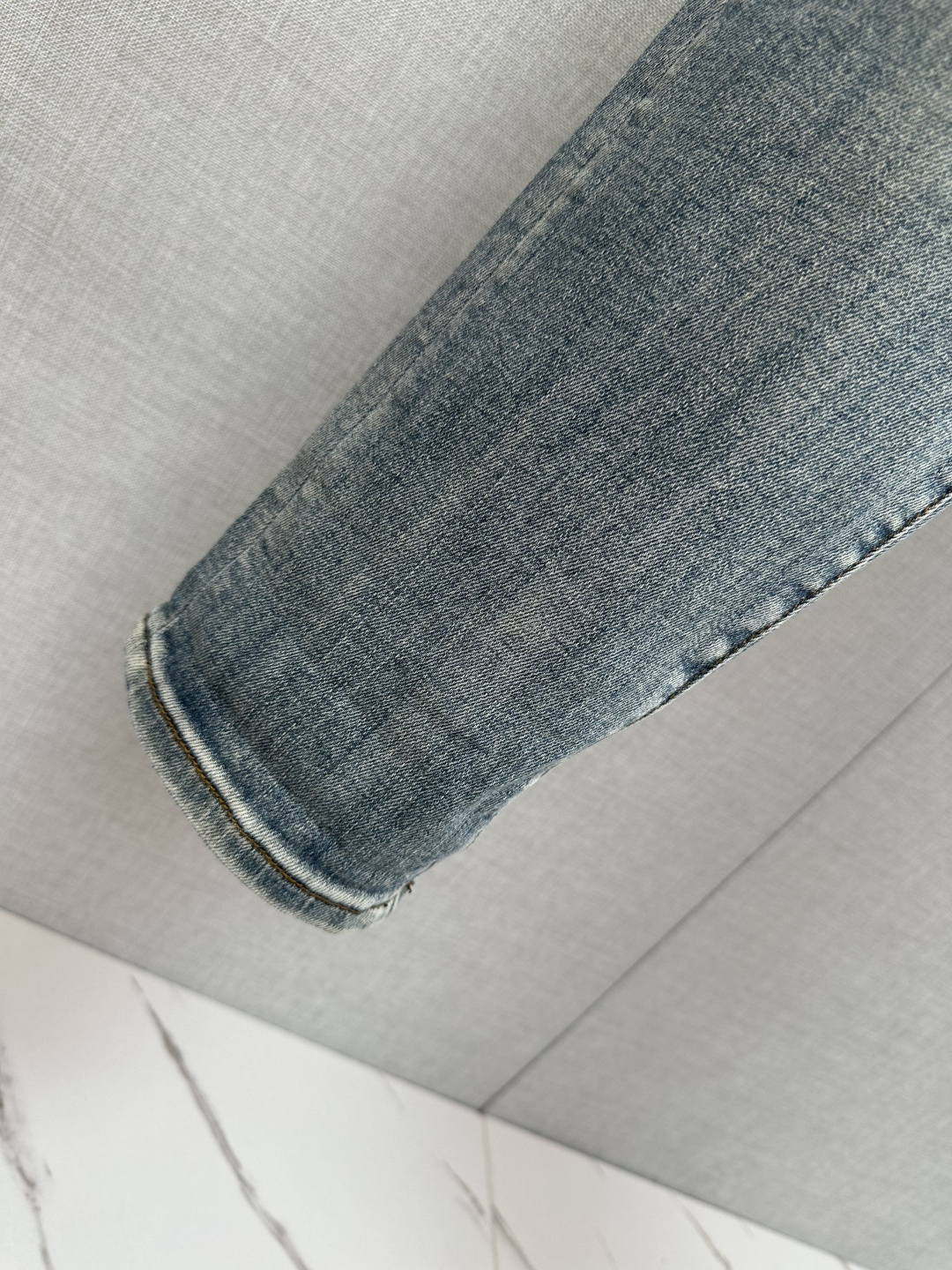 罗意为 官网专柜同步有售，原单狠货，超级有范儿的一款牛仔裤，定制原版水洗牛仔面料，独特设计，顶级印花工艺