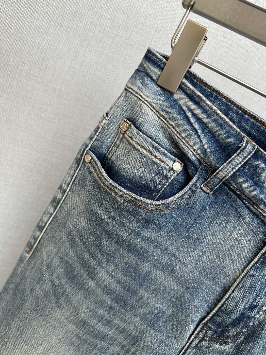 罗意为 官网专柜同步有售，原单狠货，超级有范儿的一款牛仔裤，定制原版水洗牛仔面料，独特设计，顶级印花工艺