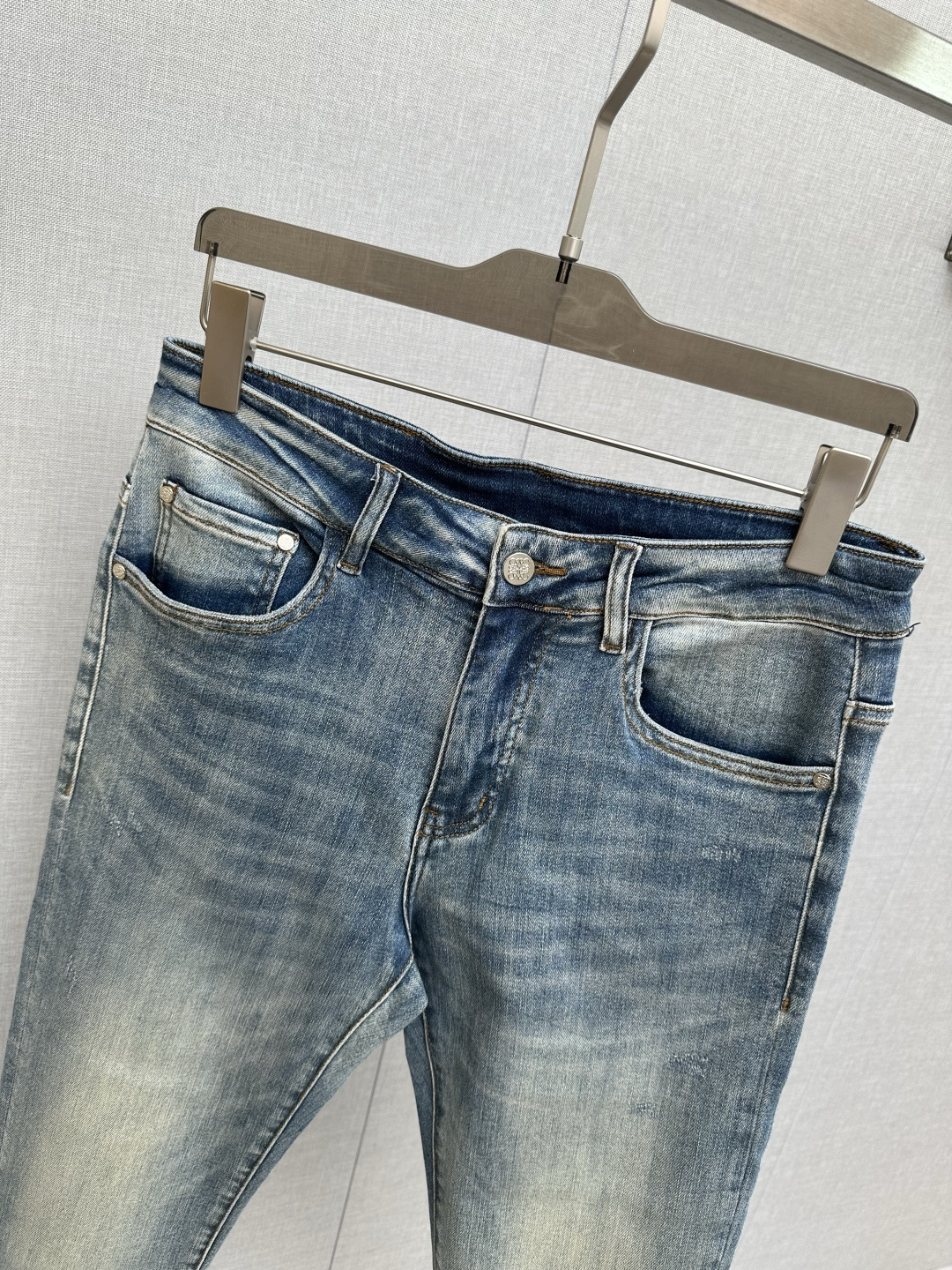 罗意为 官网专柜同步有售，原单狠货，超级有范儿的一款牛仔裤，定制原版水洗牛仔面料，独特设计，顶级印花工艺