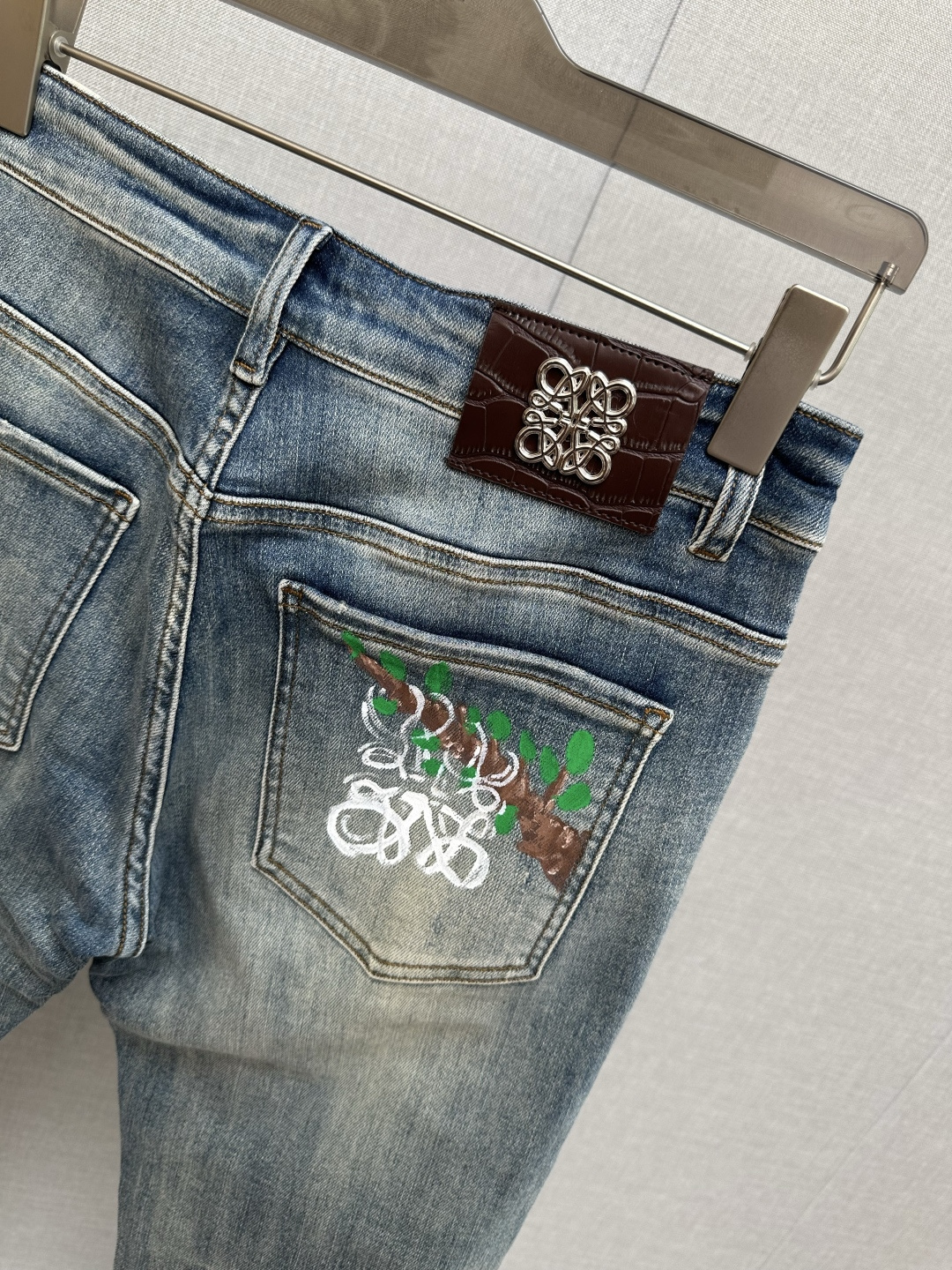 罗意为 官网专柜同步有售，原单狠货，超级有范儿的一款牛仔裤，定制原版水洗牛仔面料，独特设计，顶级印花工艺