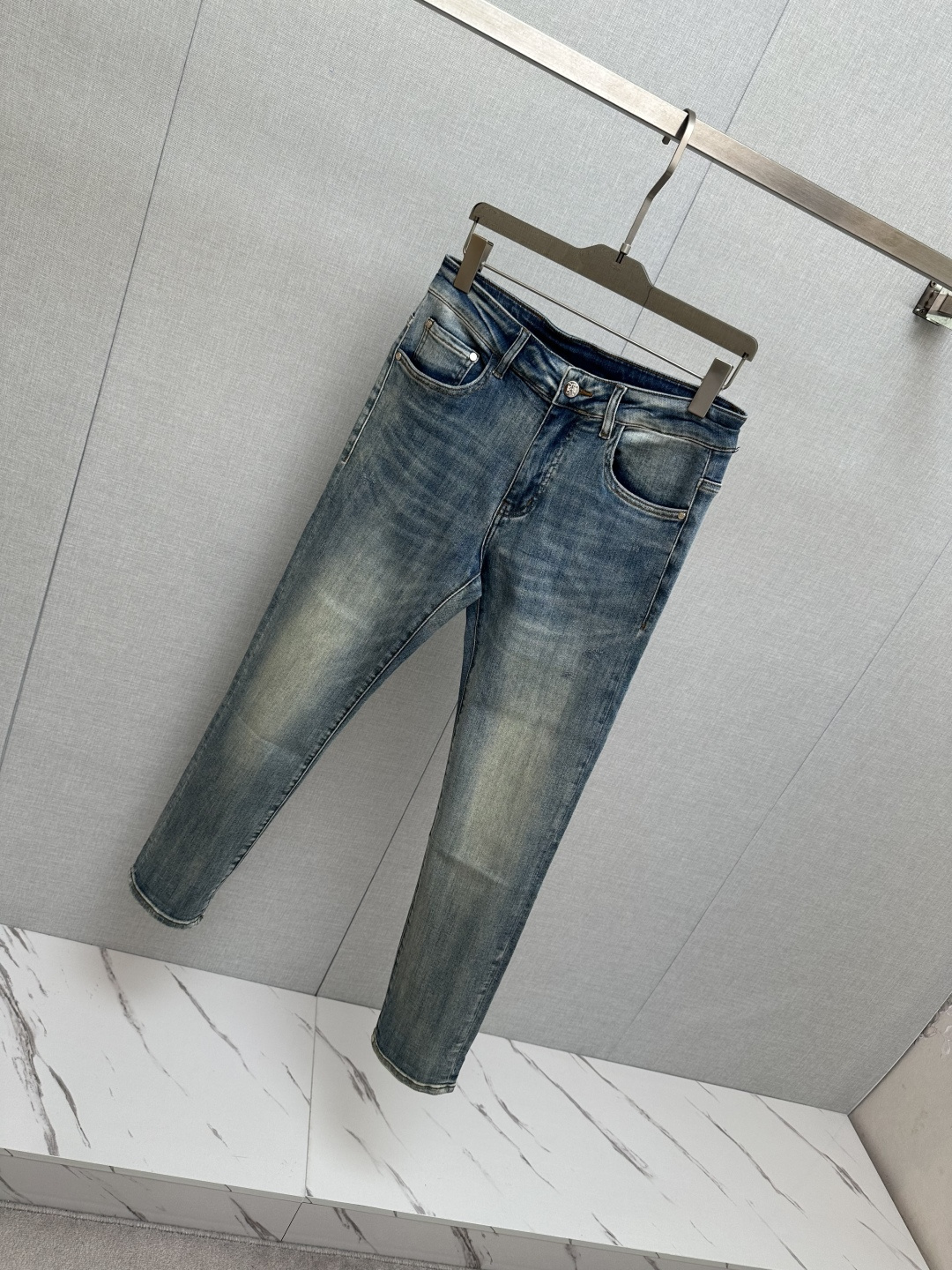 罗意为 官网专柜同步有售，原单狠货，超级有范儿的一款牛仔裤，定制原版水洗牛仔面料，独特设计，顶级印花工艺