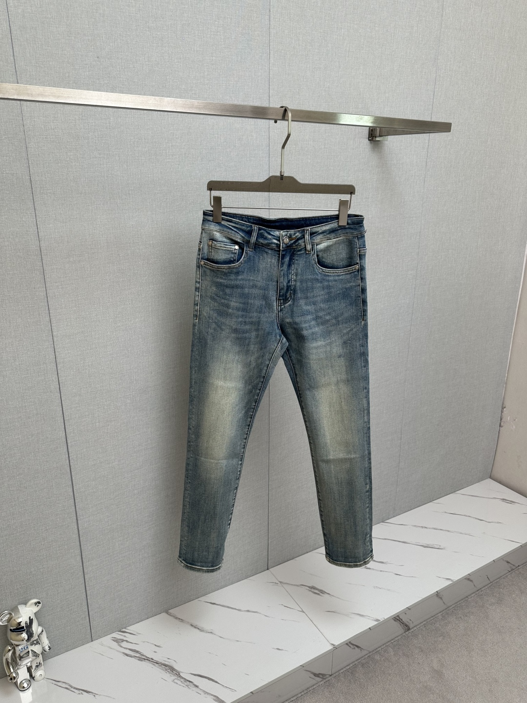 罗意为 官网专柜同步有售，原单狠货，超级有范儿的一款牛仔裤，定制原版水洗牛仔面料，独特设计，顶级印花工艺