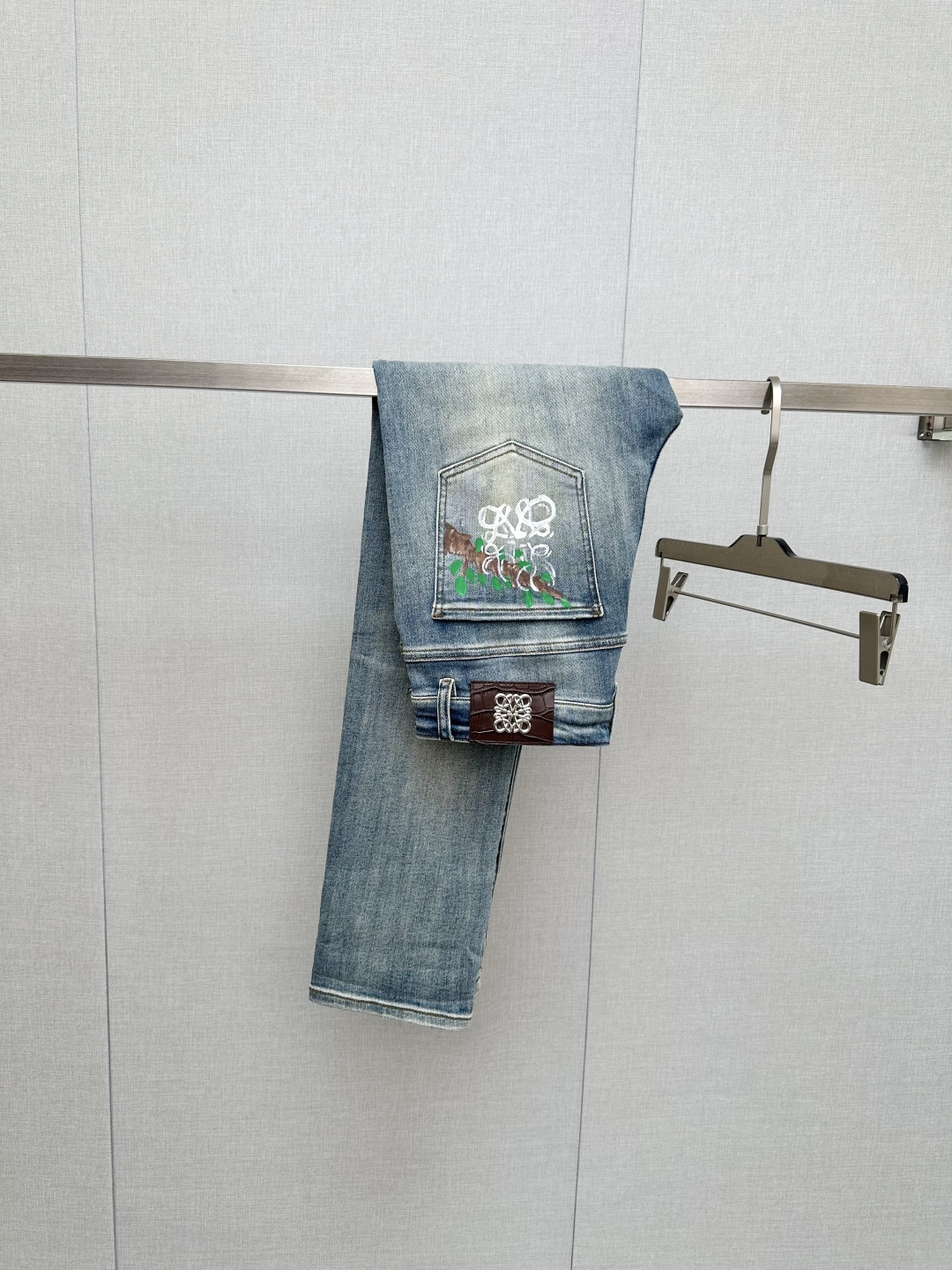 罗意为 官网专柜同步有售，原单狠货，超级有范儿的一款牛仔裤，定制原版水洗牛仔面料，独特设计，顶级印花工艺