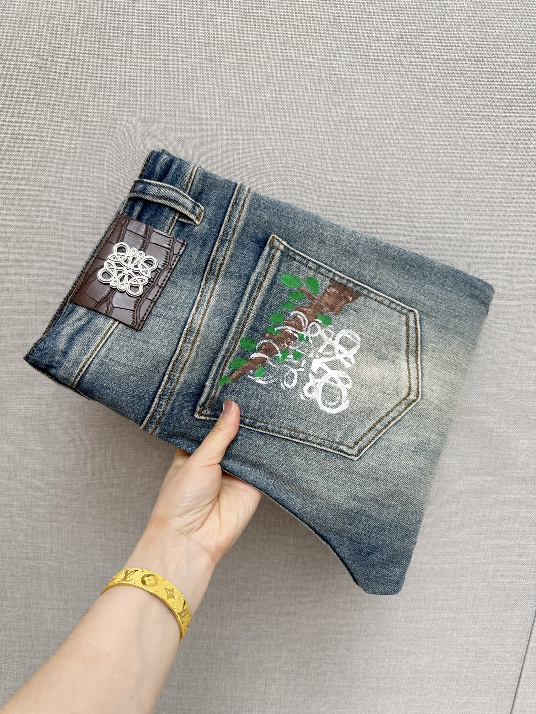 罗意为 官网专柜同步有售，原单狠货，超级有范儿的一款牛仔裤，定制原版水洗牛仔面料，独特设计，顶级印花工艺