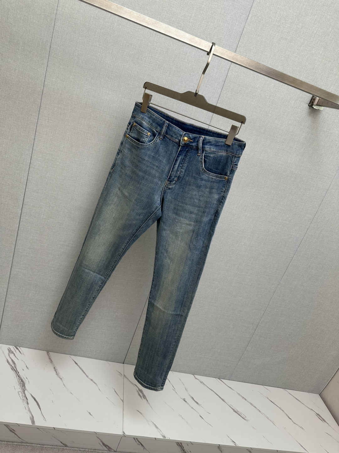 范思哲 官网专柜同步有售，原单狠货，超级有范儿的一款牛仔裤，定制原版水洗牛仔面料，独特设计，顶级印花工艺