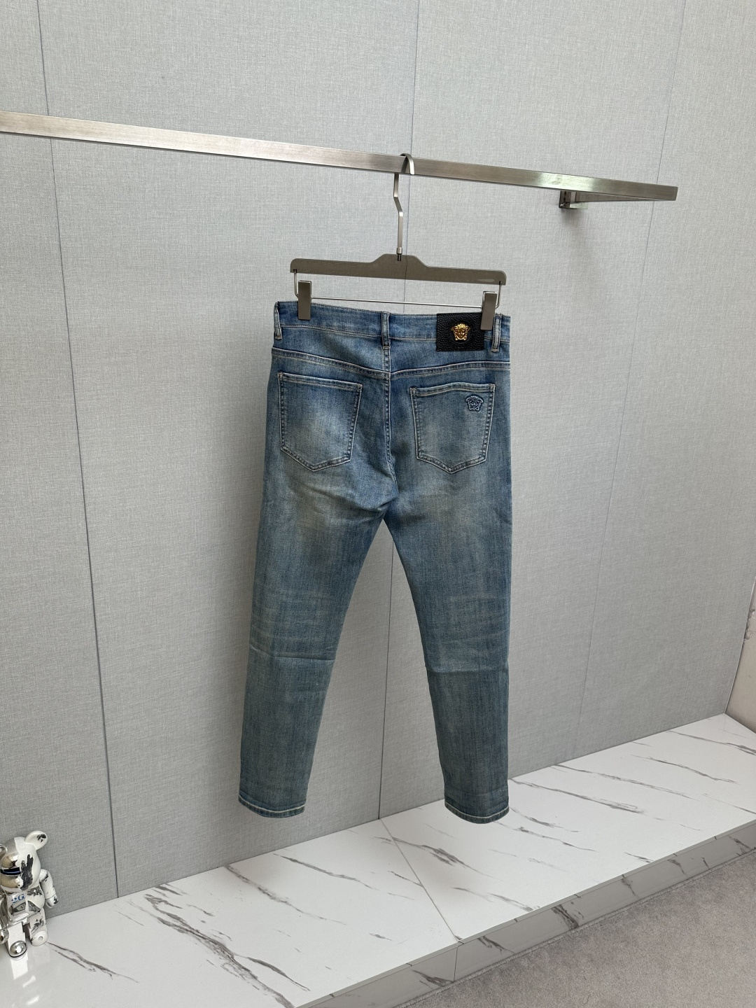 范思哲 官网专柜同步有售，原单狠货，超级有范儿的一款牛仔裤，定制原版水洗牛仔面料，独特设计，顶级印花工艺