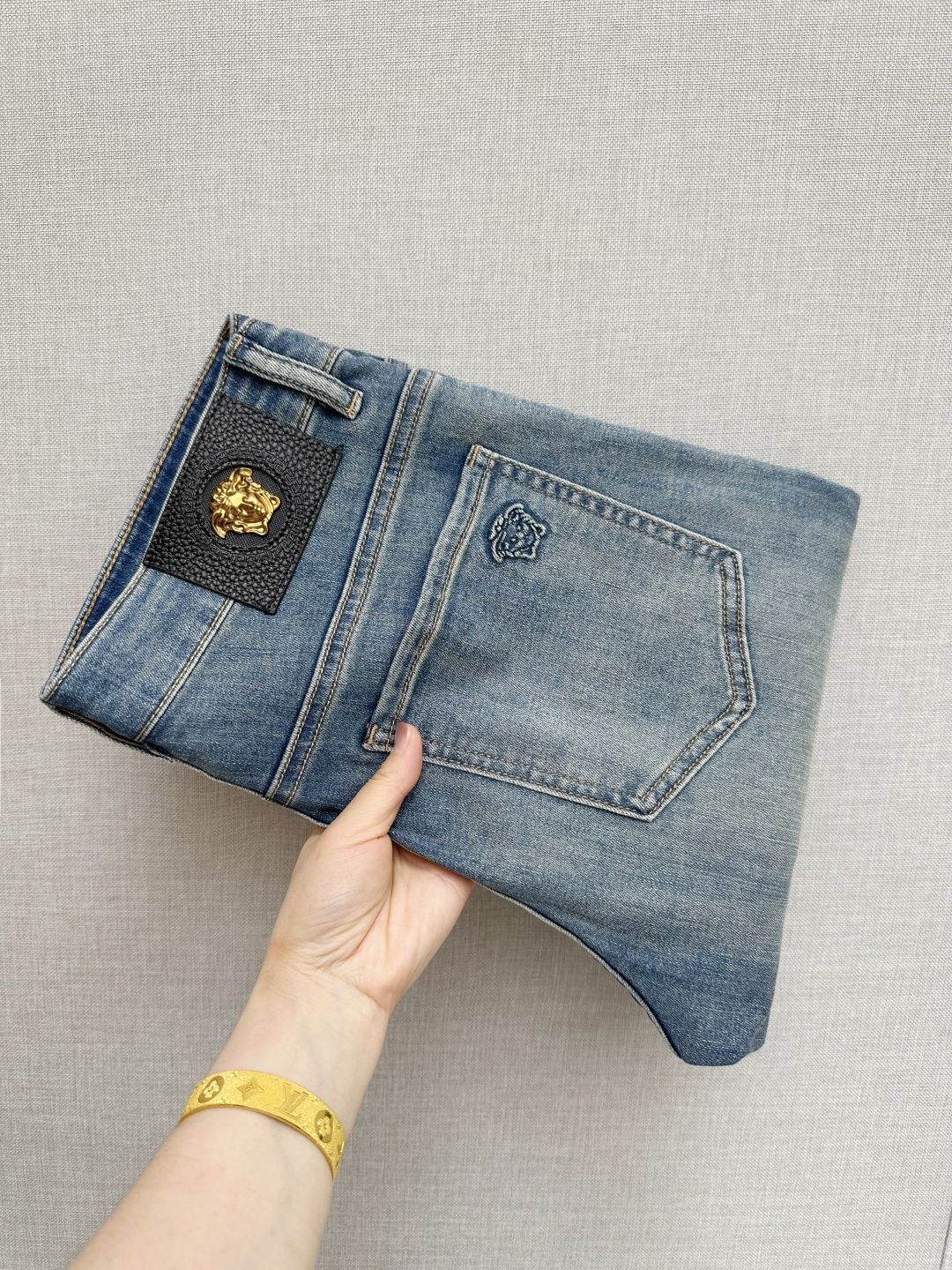 范思哲 官网专柜同步有售，原单狠货，超级有范儿的一款牛仔裤，定制原版水洗牛仔面料，独特设计，顶级印花工艺