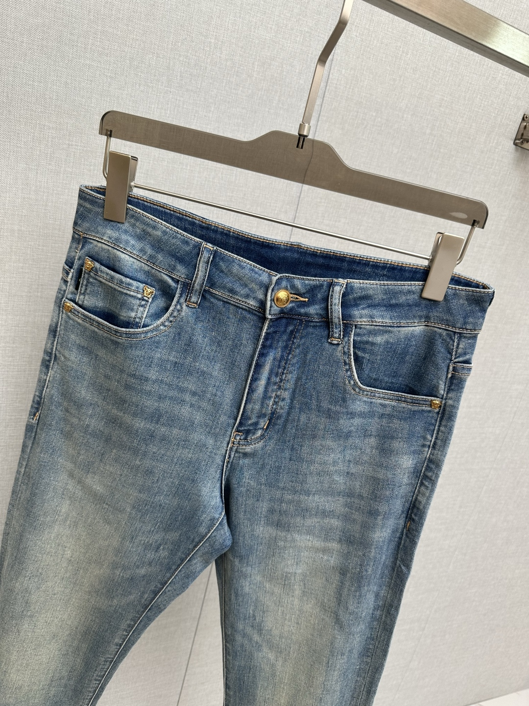 范思哲 官网专柜同步有售，原单狠货，超级有范儿的一款牛仔裤，定制原版水洗牛仔面料，独特设计，顶级印花工艺