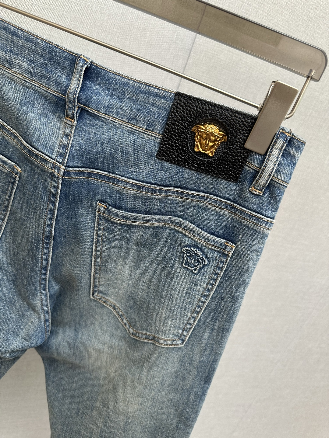 范思哲 官网专柜同步有售，原单狠货，超级有范儿的一款牛仔裤，定制原版水洗牛仔面料，独特设计，顶级印花工艺