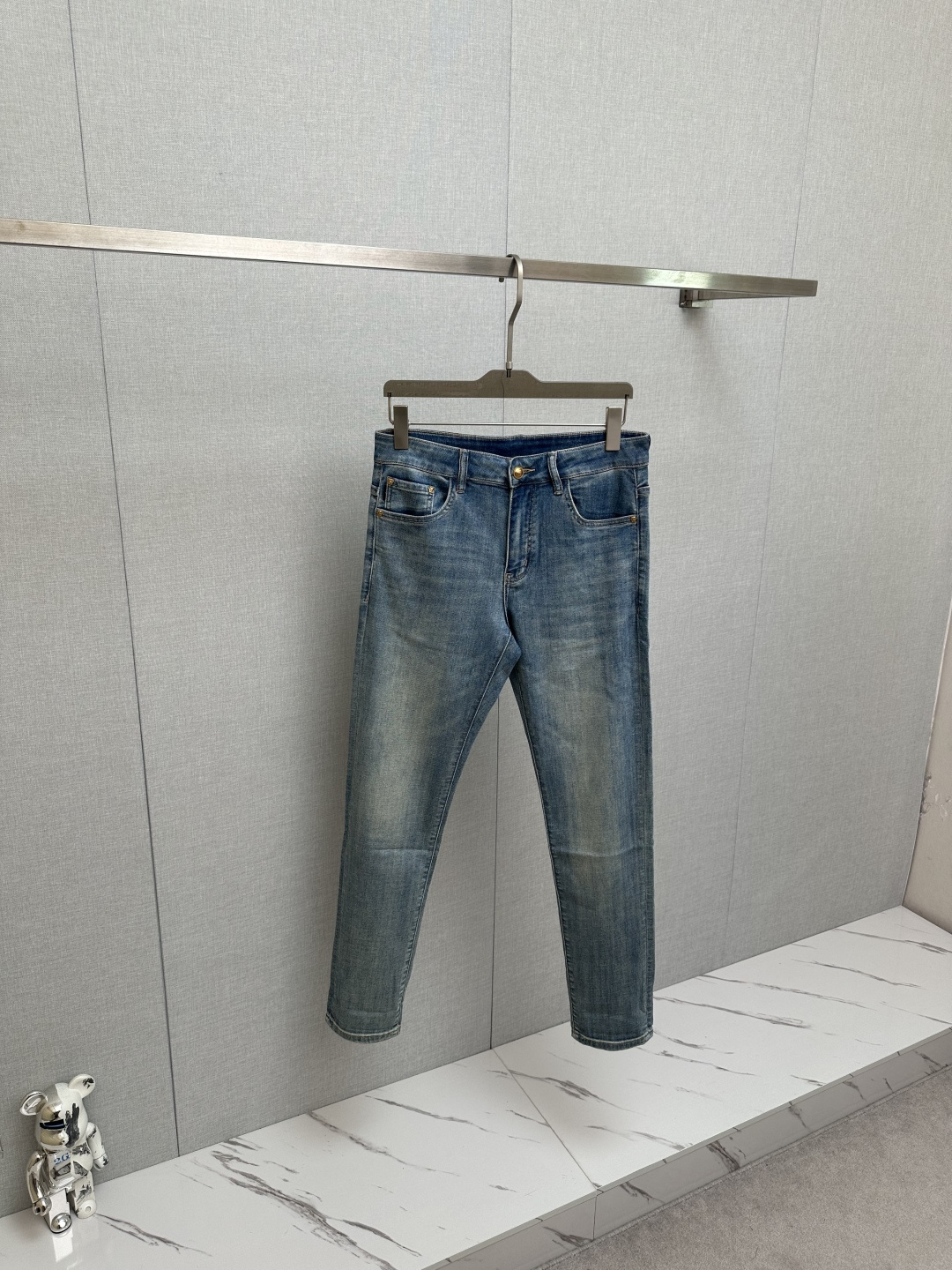 范思哲 官网专柜同步有售，原单狠货，超级有范儿的一款牛仔裤，定制原版水洗牛仔面料，独特设计，顶级印花工艺
