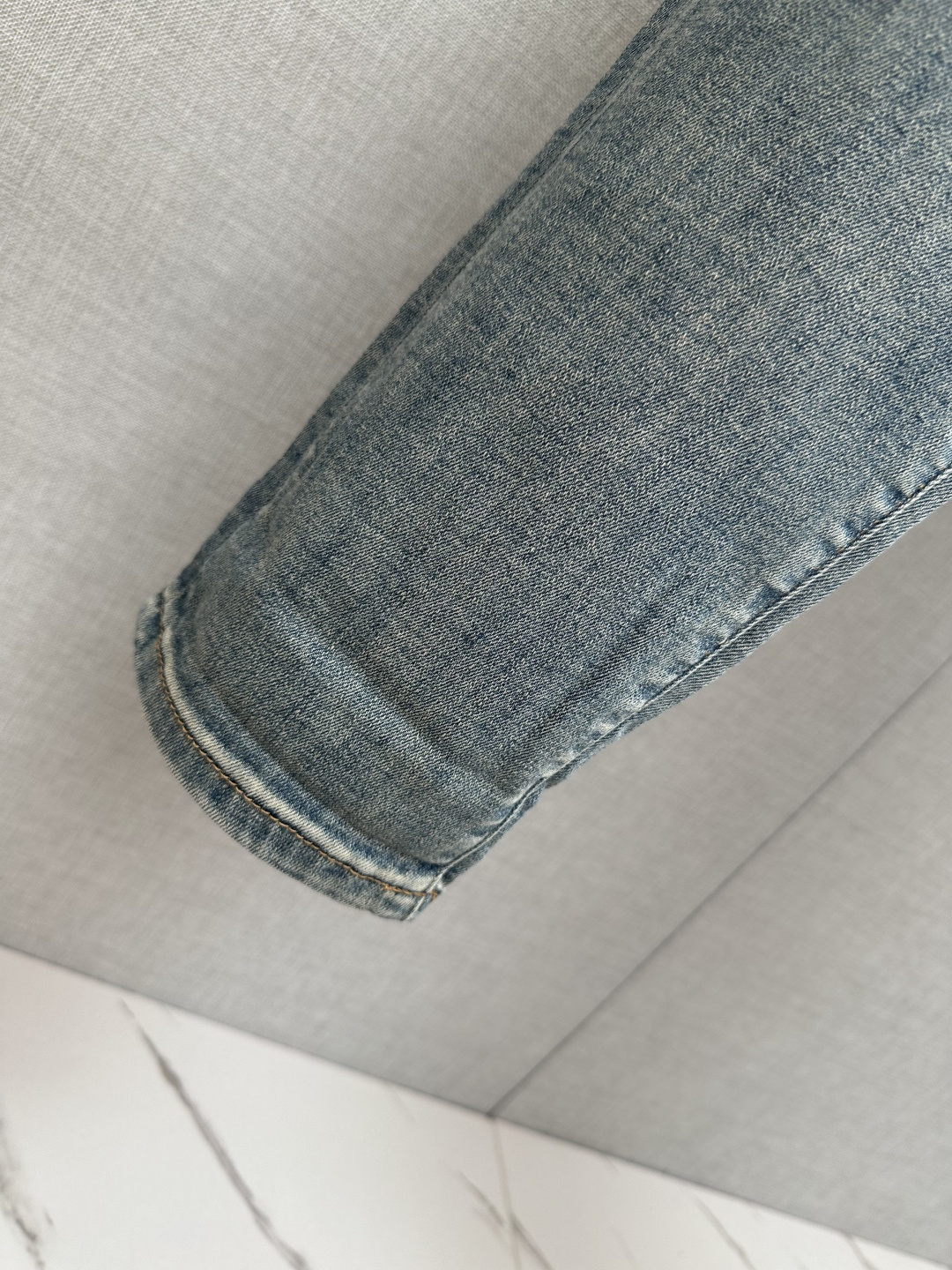 范思哲 官网专柜同步有售，原单狠货，超级有范儿的一款牛仔裤，定制原版水洗牛仔面料，独特设计，顶级印花工艺