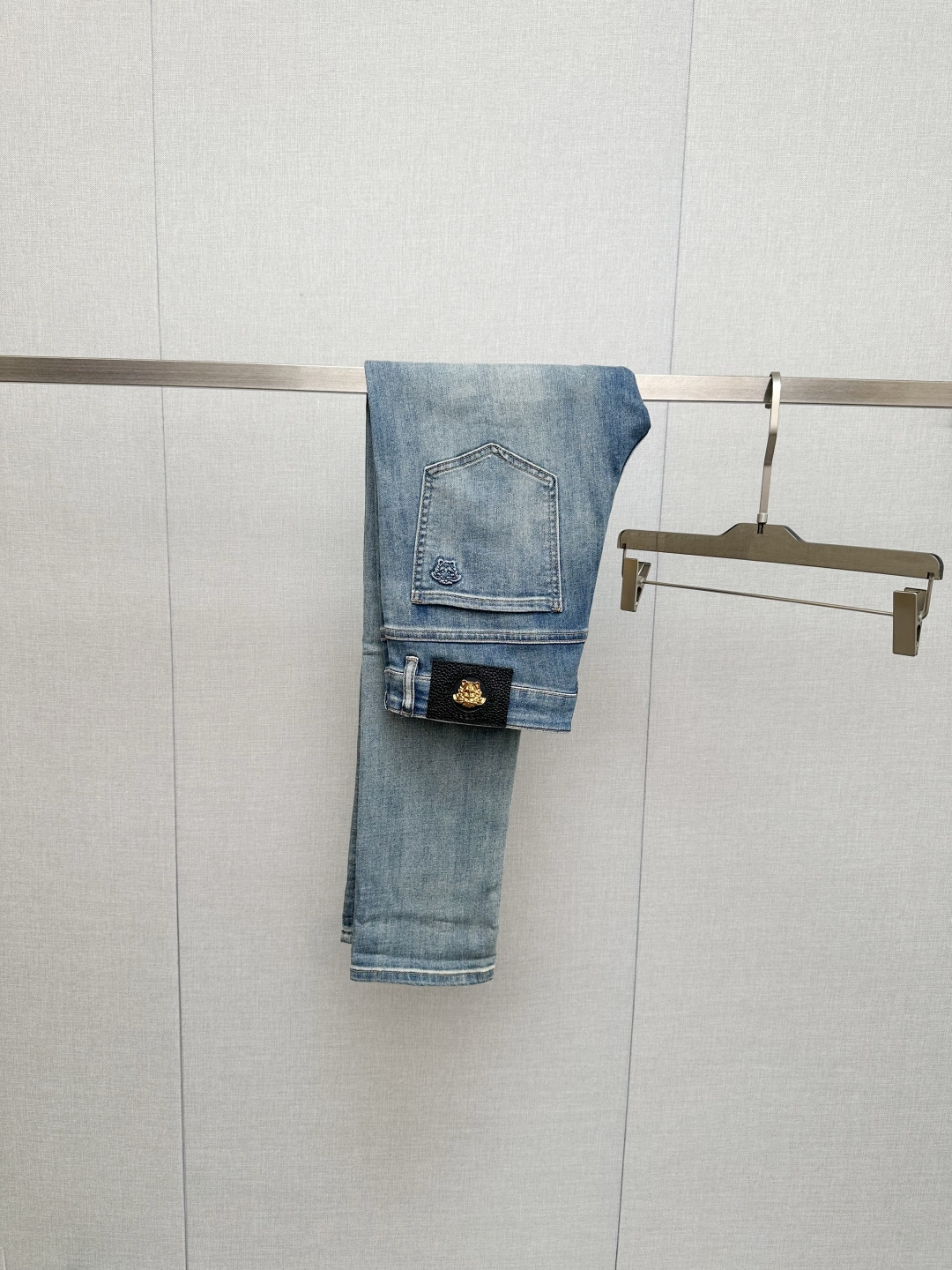 范思哲 官网专柜同步有售，原单狠货，超级有范儿的一款牛仔裤，定制原版水洗牛仔面料，独特设计，顶级印花工艺