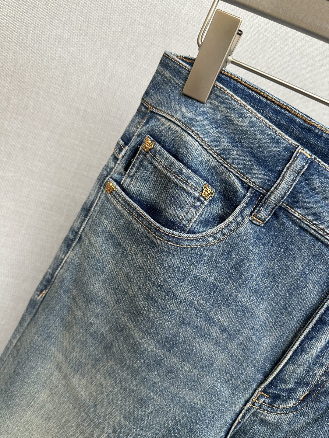 范思哲 官网专柜同步有售，原单狠货，超级有范儿的一款牛仔裤，定制原版水洗牛仔面料，独特设计，顶级印花工艺