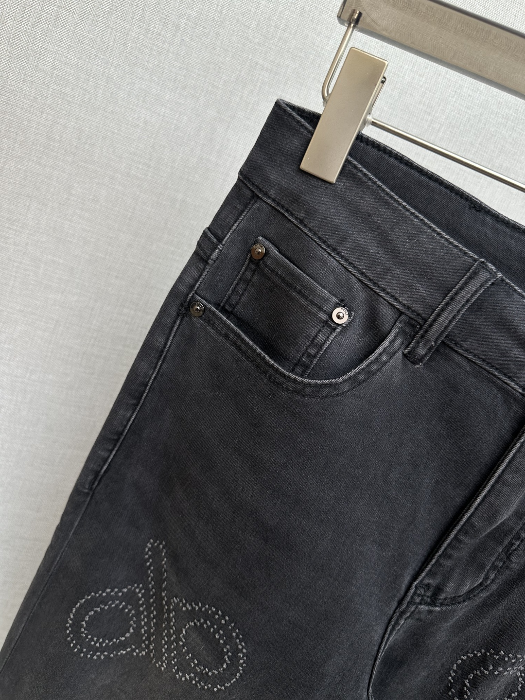 官网专柜同步有售，原单狠货，超级有范儿的一款牛仔裤，定制原版水洗牛仔面料，独特设计，顶级印花工艺字母图案