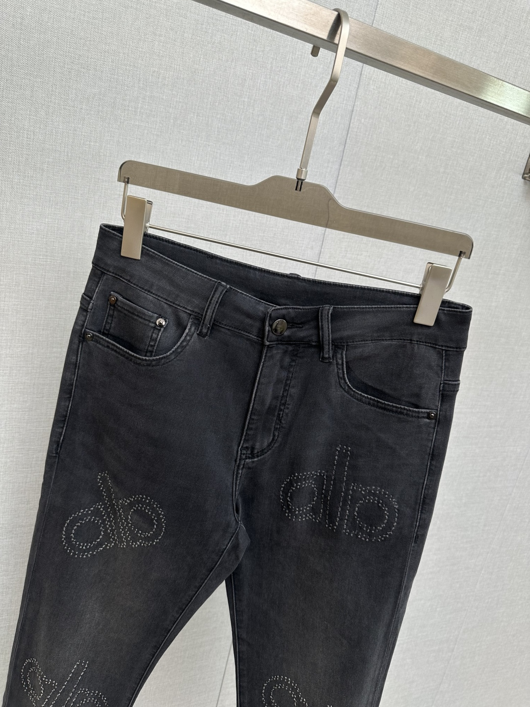 官网专柜同步有售，原单狠货，超级有范儿的一款牛仔裤，定制原版水洗牛仔面料，独特设计，顶级印花工艺字母图案