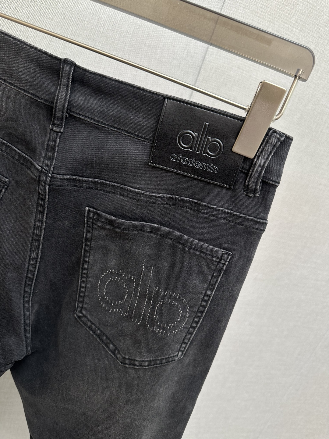 官网专柜同步有售，原单狠货，超级有范儿的一款牛仔裤，定制原版水洗牛仔面料，独特设计，顶级印花工艺字母图案