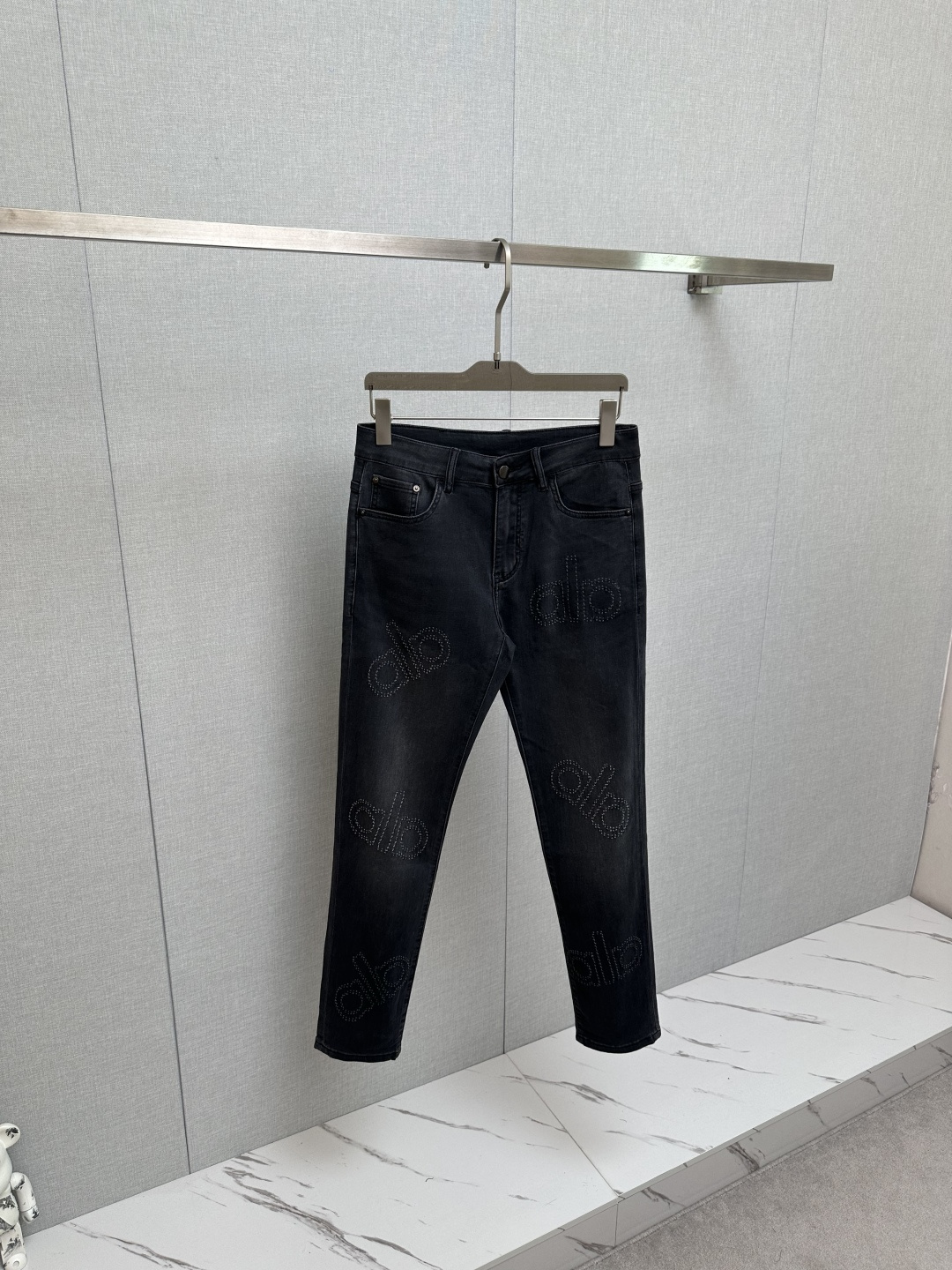 官网专柜同步有售，原单狠货，超级有范儿的一款牛仔裤，定制原版水洗牛仔面料，独特设计，顶级印花工艺字母图案