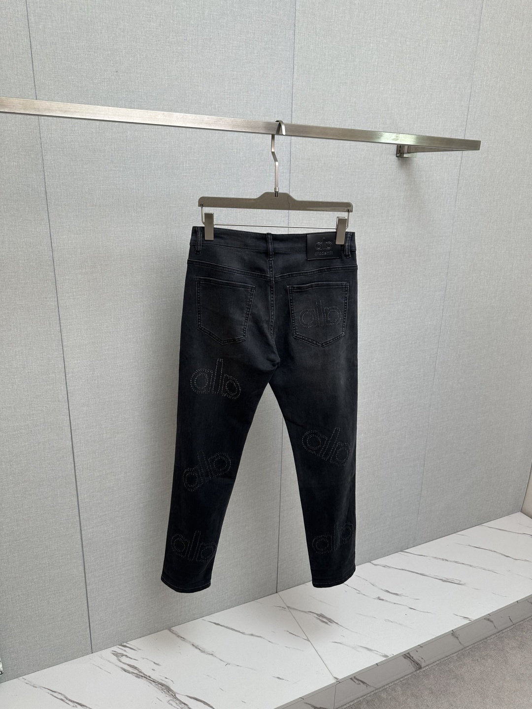 官网专柜同步有售，原单狠货，超级有范儿的一款牛仔裤，定制原版水洗牛仔面料，独特设计，顶级印花工艺字母图案
