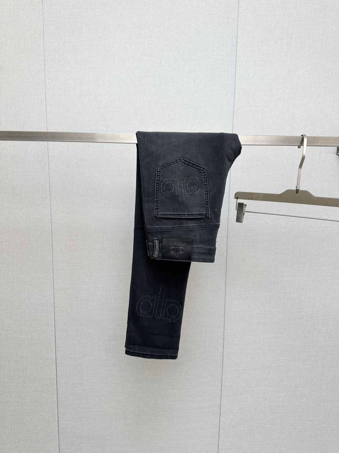 官网专柜同步有售，原单狠货，超级有范儿的一款牛仔裤，定制原版水洗牛仔面料，独特设计，顶级印花工艺字母图案