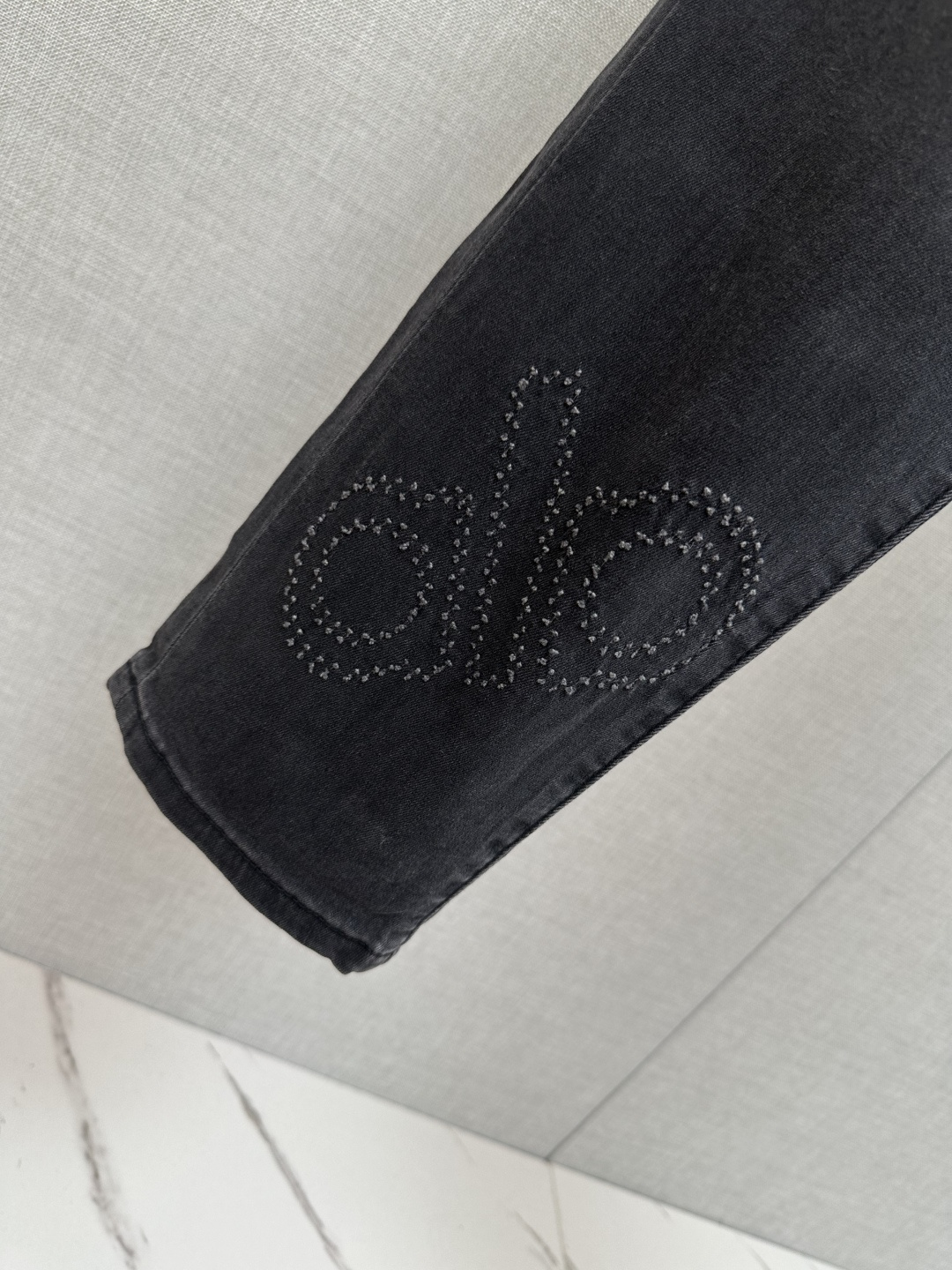 官网专柜同步有售，原单狠货，超级有范儿的一款牛仔裤，定制原版水洗牛仔面料，独特设计，顶级印花工艺字母图案