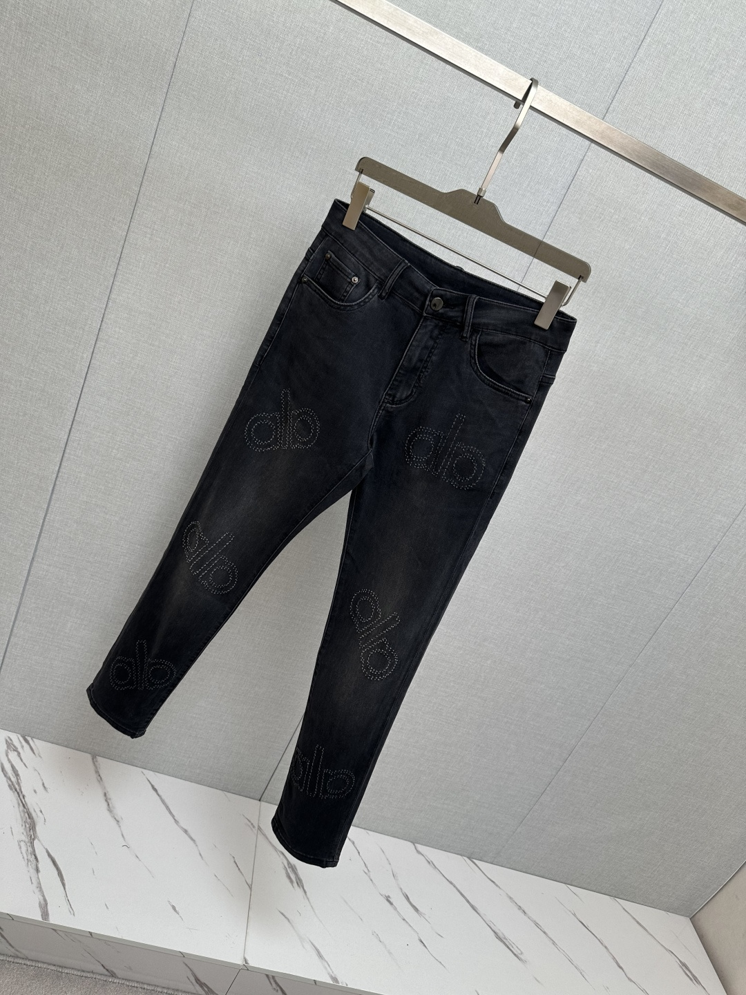官网专柜同步有售，原单狠货，超级有范儿的一款牛仔裤，定制原版水洗牛仔面料，独特设计，顶级印花工艺字母图案