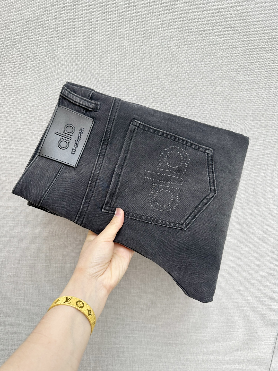 官网专柜同步有售，原单狠货，超级有范儿的一款牛仔裤，定制原版水洗牛仔面料，独特设计，顶级印花工艺字母图案