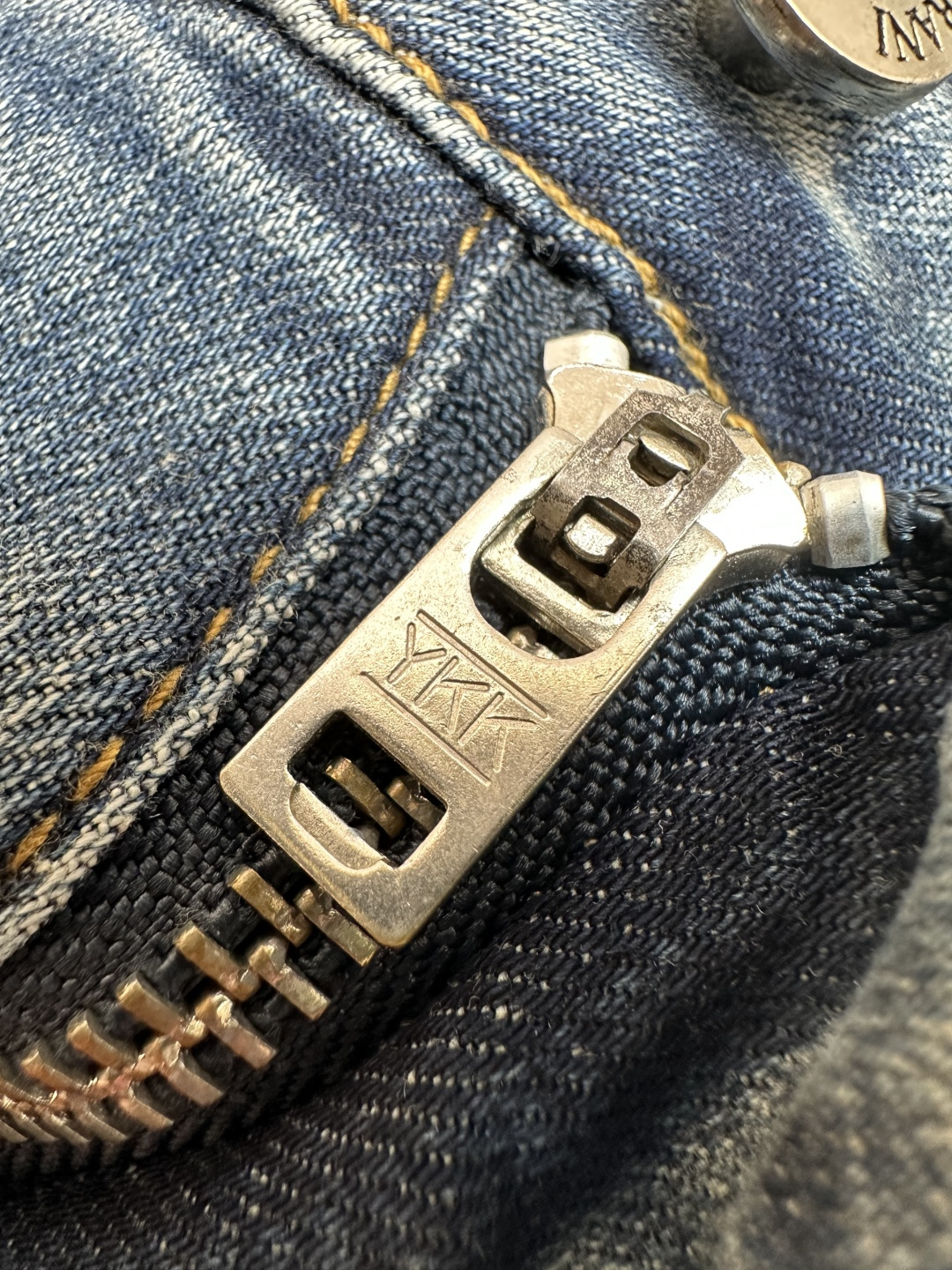 Amani官网专柜同步有售，原单狠货，超级有范儿的一款牛仔裤，定制原版水洗牛仔面料，独特设计，顶级印花工