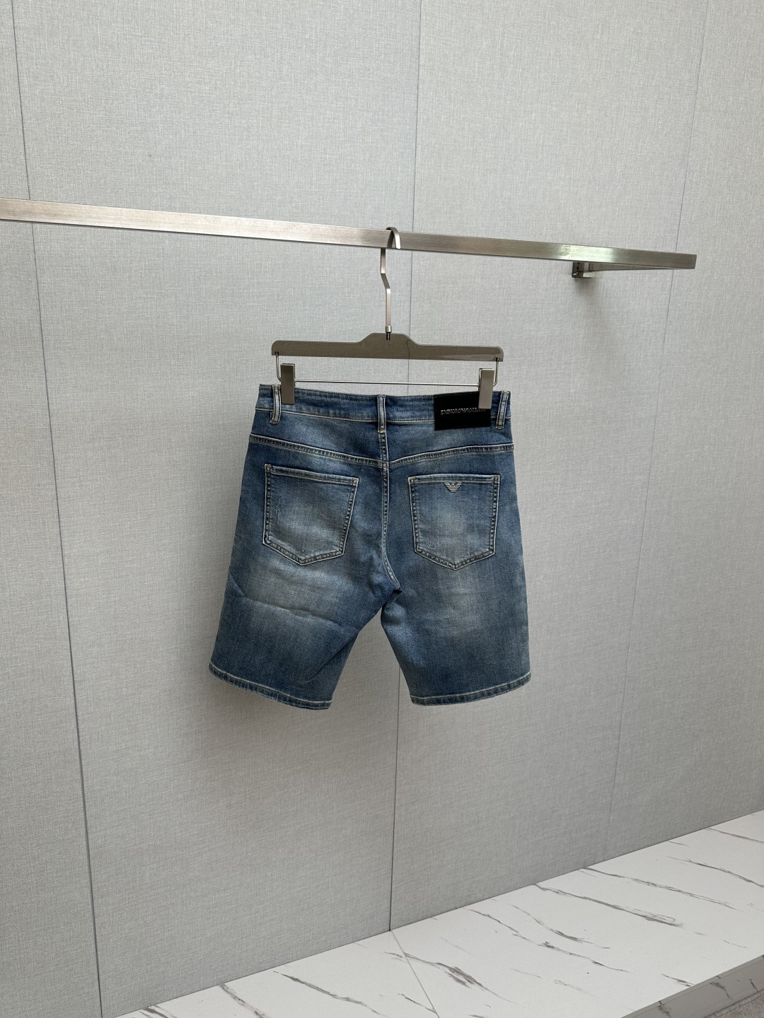 Amani官网专柜同步有售，原单狠货，超级有范儿的一款牛仔裤，定制原版水洗牛仔面料，独特设计，顶级印花工