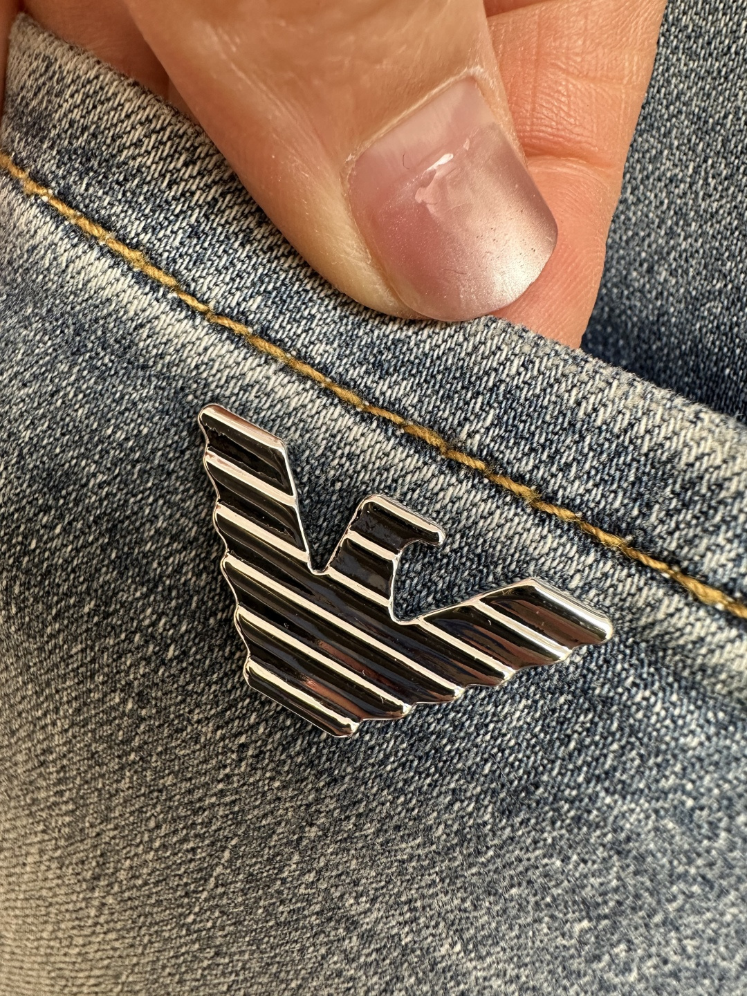 Amani官网专柜同步有售，原单狠货，超级有范儿的一款牛仔裤，定制原版水洗牛仔面料，独特设计，顶级印花工