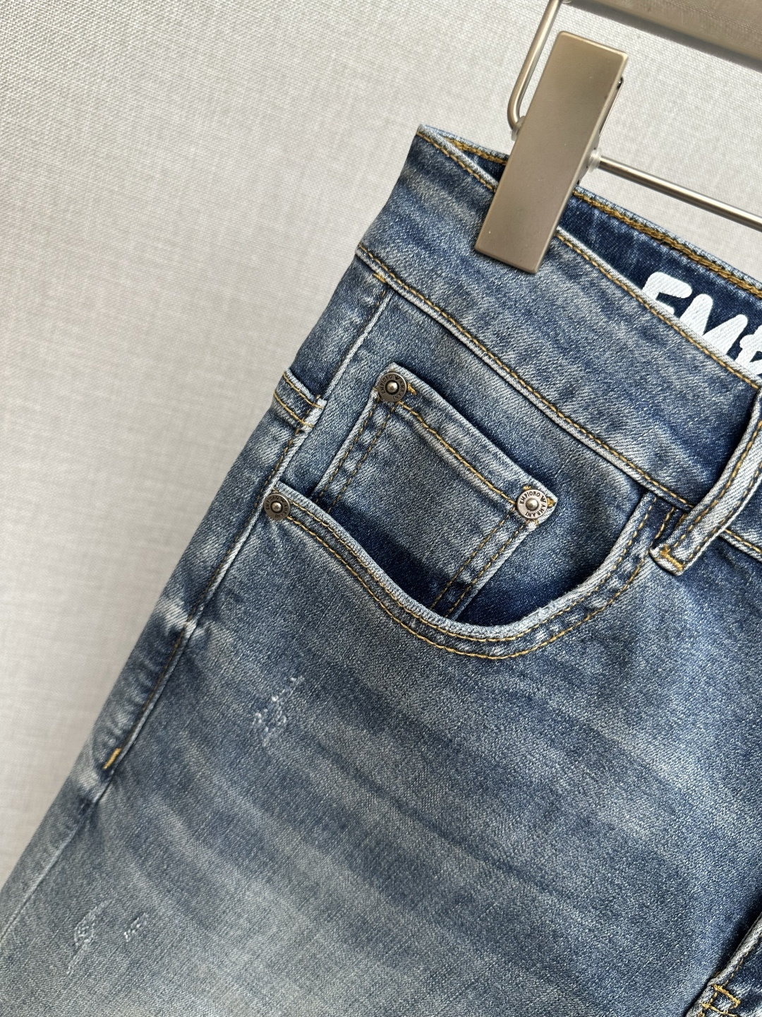 Amani官网专柜同步有售，原单狠货，超级有范儿的一款牛仔裤，定制原版水洗牛仔面料，独特设计，顶级印花工