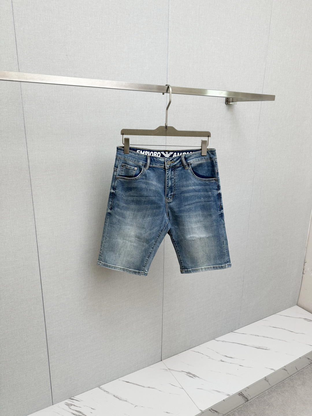 Amani官网专柜同步有售，原单狠货，超级有范儿的一款牛仔裤，定制原版水洗牛仔面料，独特设计，顶级印花工