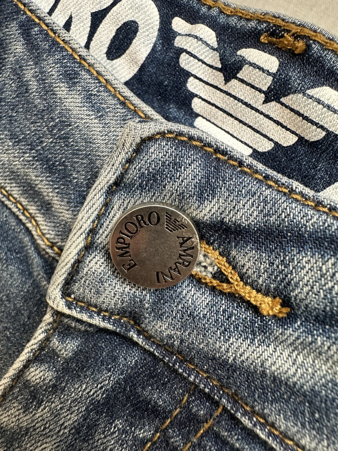 Amani官网专柜同步有售，原单狠货，超级有范儿的一款牛仔裤，定制原版水洗牛仔面料，独特设计，顶级印花工