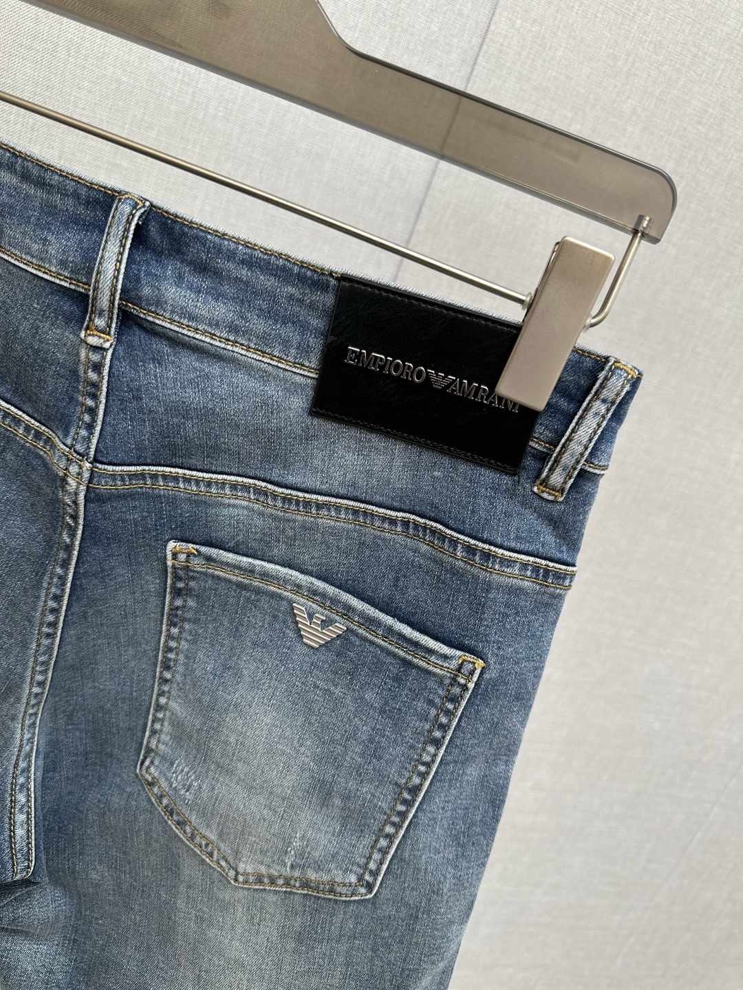 Amani官网专柜同步有售，原单狠货，超级有范儿的一款牛仔裤，定制原版水洗牛仔面料，独特设计，顶级印花工