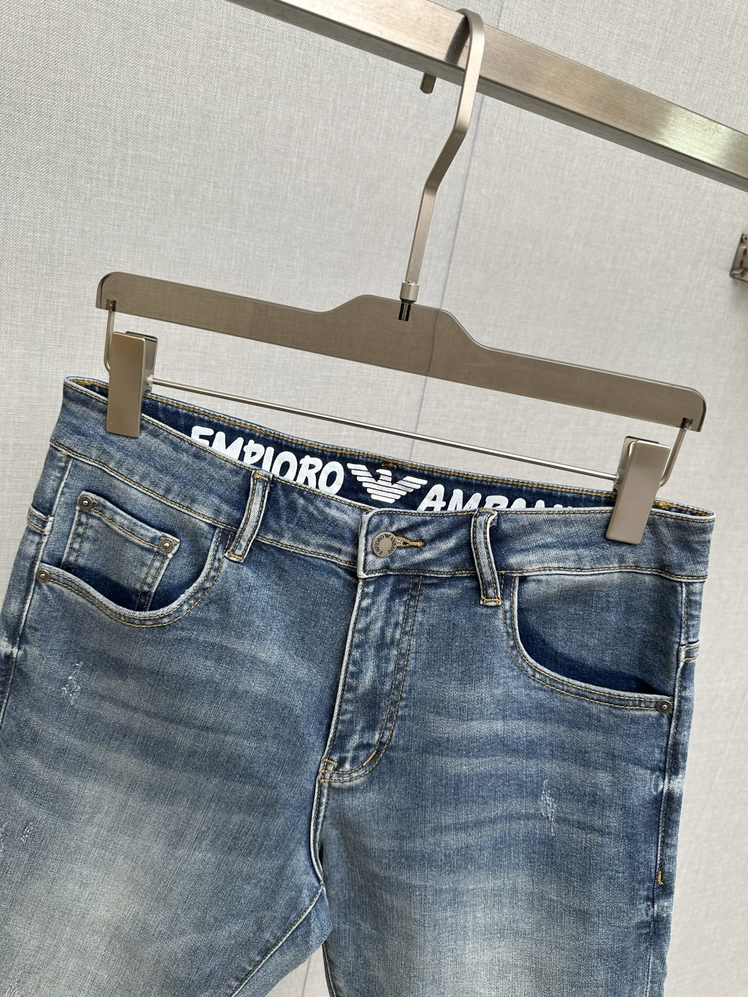 Amani官网专柜同步有售，原单狠货，超级有范儿的一款牛仔裤，定制原版水洗牛仔面料，独特设计，顶级印花工