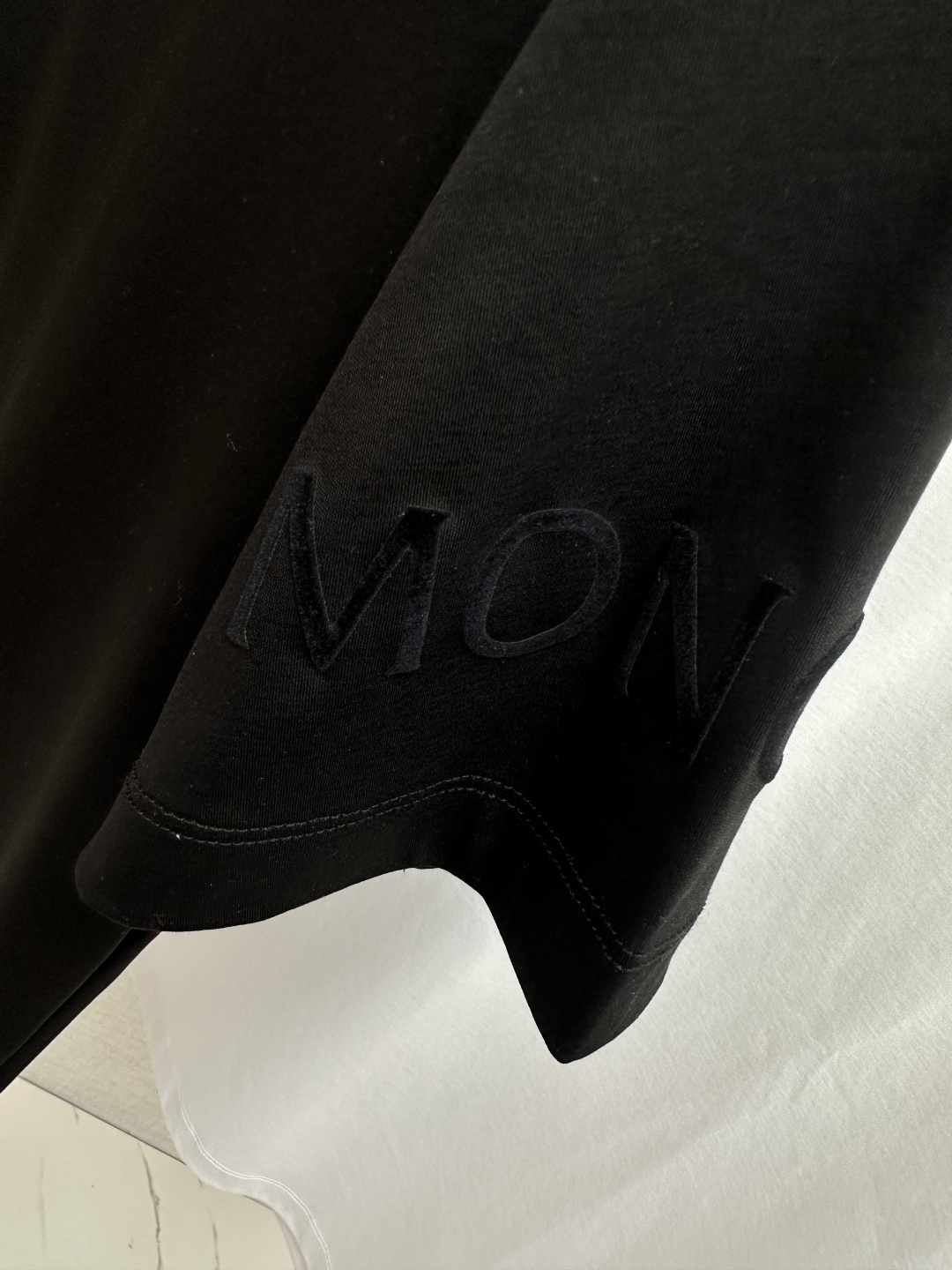 MO 2026ss 春夏新款首发专柜最新款短袖圆领T恤 高端订制 设计前卫时尚！手感柔软.穿着舒适.专柜