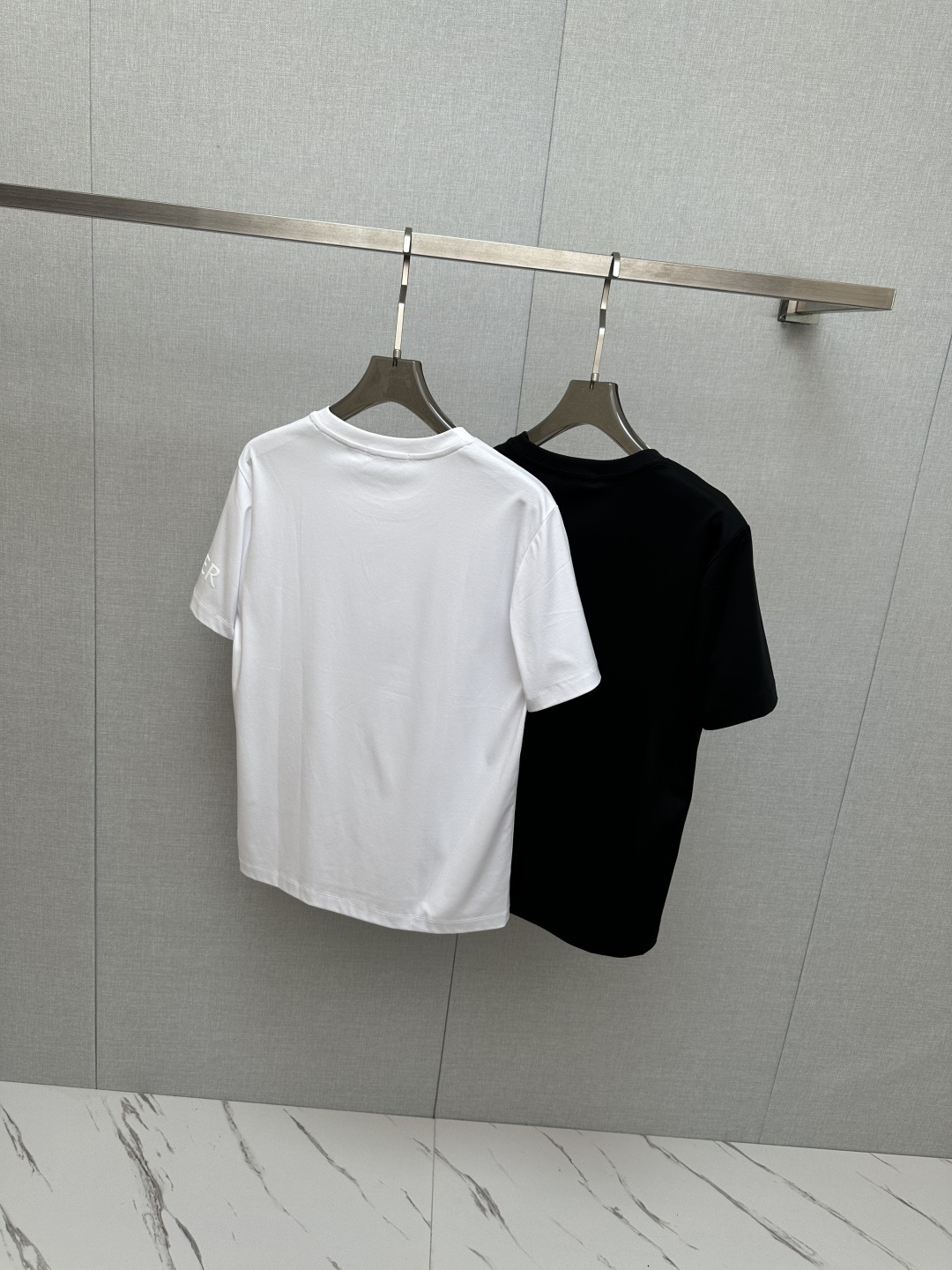 MO 2026ss 春夏新款首发专柜最新款短袖圆领T恤 高端订制 设计前卫时尚！手感柔软.穿着舒适.专柜