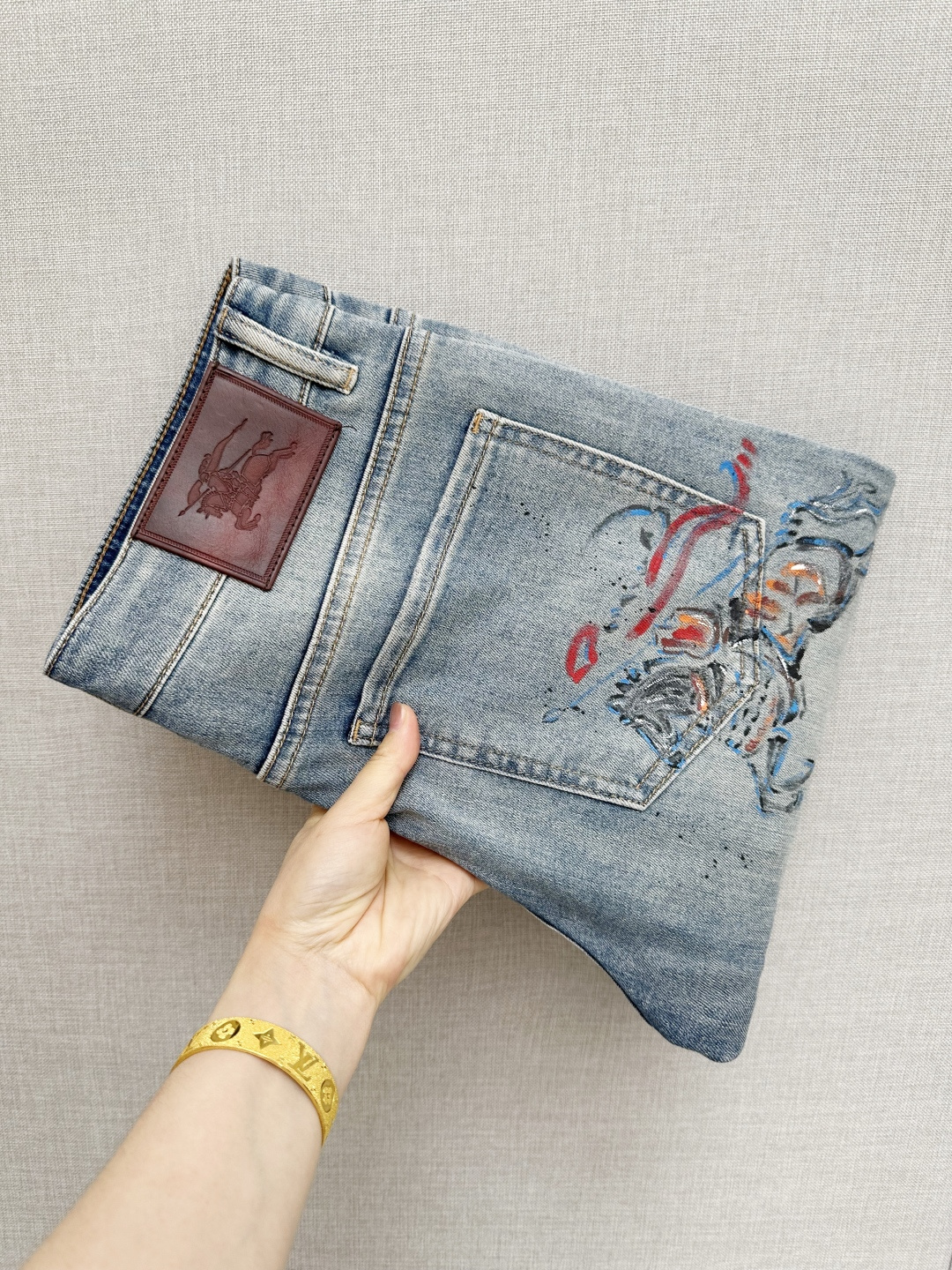 NO:758715,BURB official website counters are available at the same time, original goods, super stylish jeans, customized original washed denim fabric, unique design, top-notch printing technology letter pattern logo, original hardware accessories decoration, an extremely outstanding pair of jeans, the materials and craftsmanship are extremely luxurious and exquisite, extremely high-grade, handsome and stylish upper body, recommended, code number 29-38, burberry, jeans,19860909BURB 官网专柜同步有售,原单狠货,超级有范儿的一款牛仔裤,定制原版水洗牛仔面料,独特设计,顶级印花工艺字母图案logo,原版五金辅料装饰,极为翘楚的一款牛仔裤,用料与工艺都极致奢华精湛,档次极高,上身帅气有型,推荐,码数29—38,,burberry,jeans,,Men's clothing