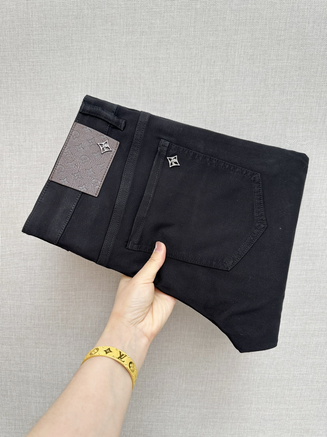 NO:758707,Available at the LV official website counter at the same time, original order, super stylish jeans, customized original washed denim fabric, unique design, top-notch printing technology letter pattern logo, original hardware accessories decoration, extremely outstanding jeans, the materials and craftsmanship are extremely luxurious and exquisite, extremely high grade, handsome and stylish upper body, recommended, size 29-38, louis vuitton, jeans,19860909LV 官网专柜同步有售,原单狠货,超级有范儿的一款牛仔裤,定制原版水洗牛仔面料,独特设计,顶级印花工艺字母图案logo,原版五金辅料装饰,极为翘楚的一款牛仔裤,用料与工艺都极致奢华精湛,档次极高,上身帅气有型,推荐,码数29—38,,louis vuitton,jeans,,Men's clothing