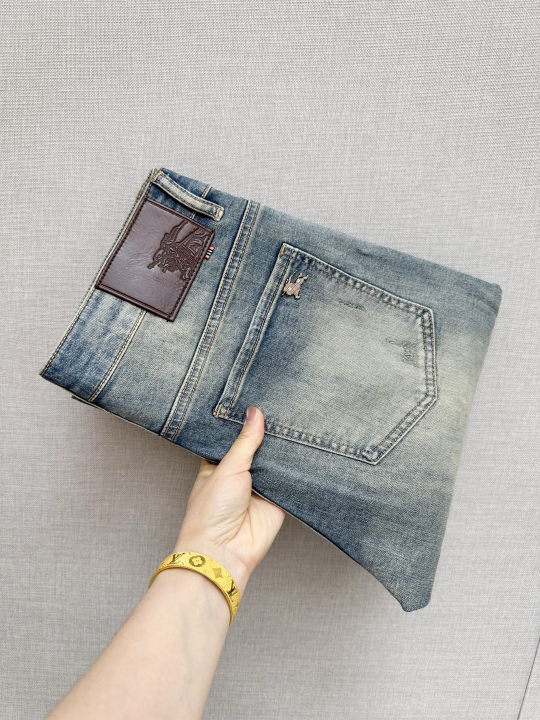 NO:746738,BURB official website counters are available at the same time, original goods, super stylish jeans, customized original washed denim fabric, unique design, top-notch printing technology letter pattern logo, original hardware accessories decoration, an extremely outstanding pair of jeans, the materials and craftsmanship are extremely luxurious and exquisite, extremely high-grade, handsome and stylish upper body, recommended, code number 29-38, burberry, jeans,19860909BURB 官网专柜同步有售,原单狠货,超级有范儿的一款牛仔裤,定制原版水洗牛仔面料,独特设计,顶级印花工艺字母图案logo,原版五金辅料装饰,极为翘楚的一款牛仔裤,用料与工艺都极致奢华精湛,档次极高,上身帅气有型,推荐,码数29—38,,burberry,jeans,,Men's clothing