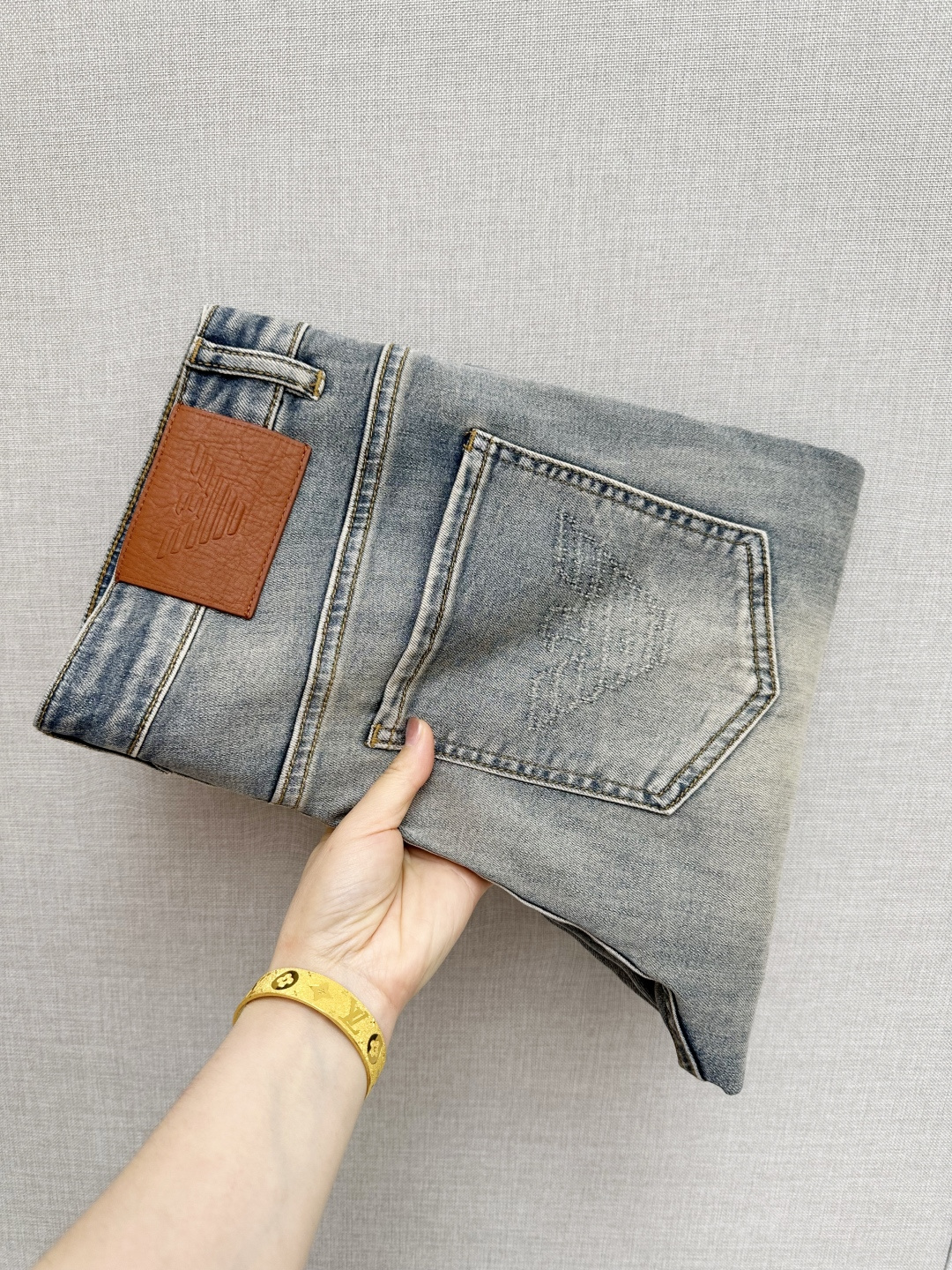 NO:746736,Amani's official website counters are available at the same time, original items, super stylish jeans, customized original washed denim fabric, unique design, top-notch printing technology letter pattern logo, original hardware accessories decoration, an extremely outstanding pair of jeans, the materials and craftsmanship are extremely luxurious and exquisite, extremely high-grade, handsome and stylish upper body, recommended, size 29-38,,jeans,19860909Amani 官网专柜同步有售,原单狠货,超级有范儿的一款牛仔裤,定制原版水洗牛仔面料,独特设计,顶级印花工艺字母图案logo,原版五金辅料装饰,极为翘楚的一款牛仔裤,用料与工艺都极致奢华精湛,档次极高,上身帅气有型,推荐,码数29—38,,jeans,,Men's clothing